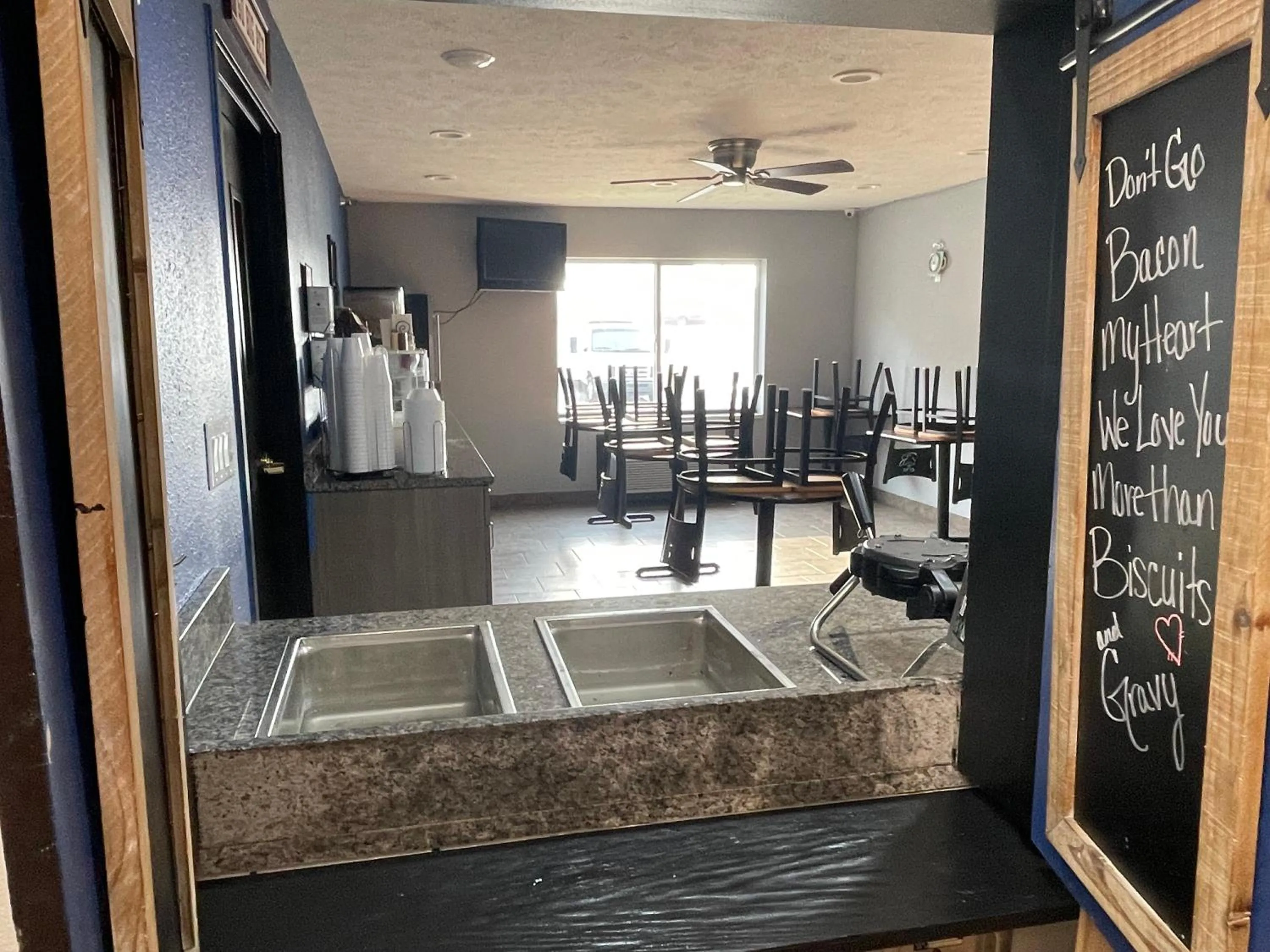 Breakfast in New Victorian Inn & Suites Lincoln