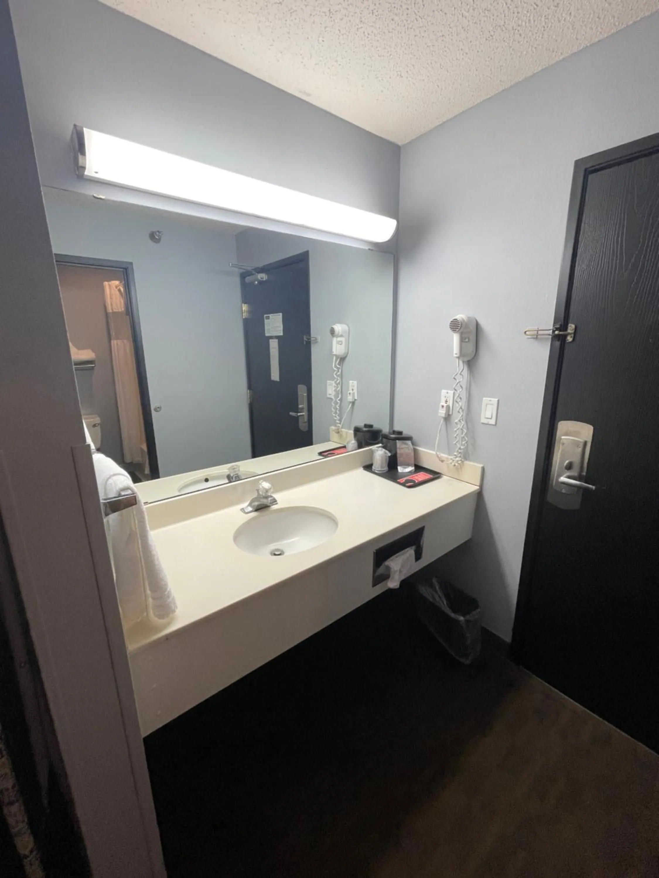 Bathroom in New Victorian Inn & Suites Lincoln