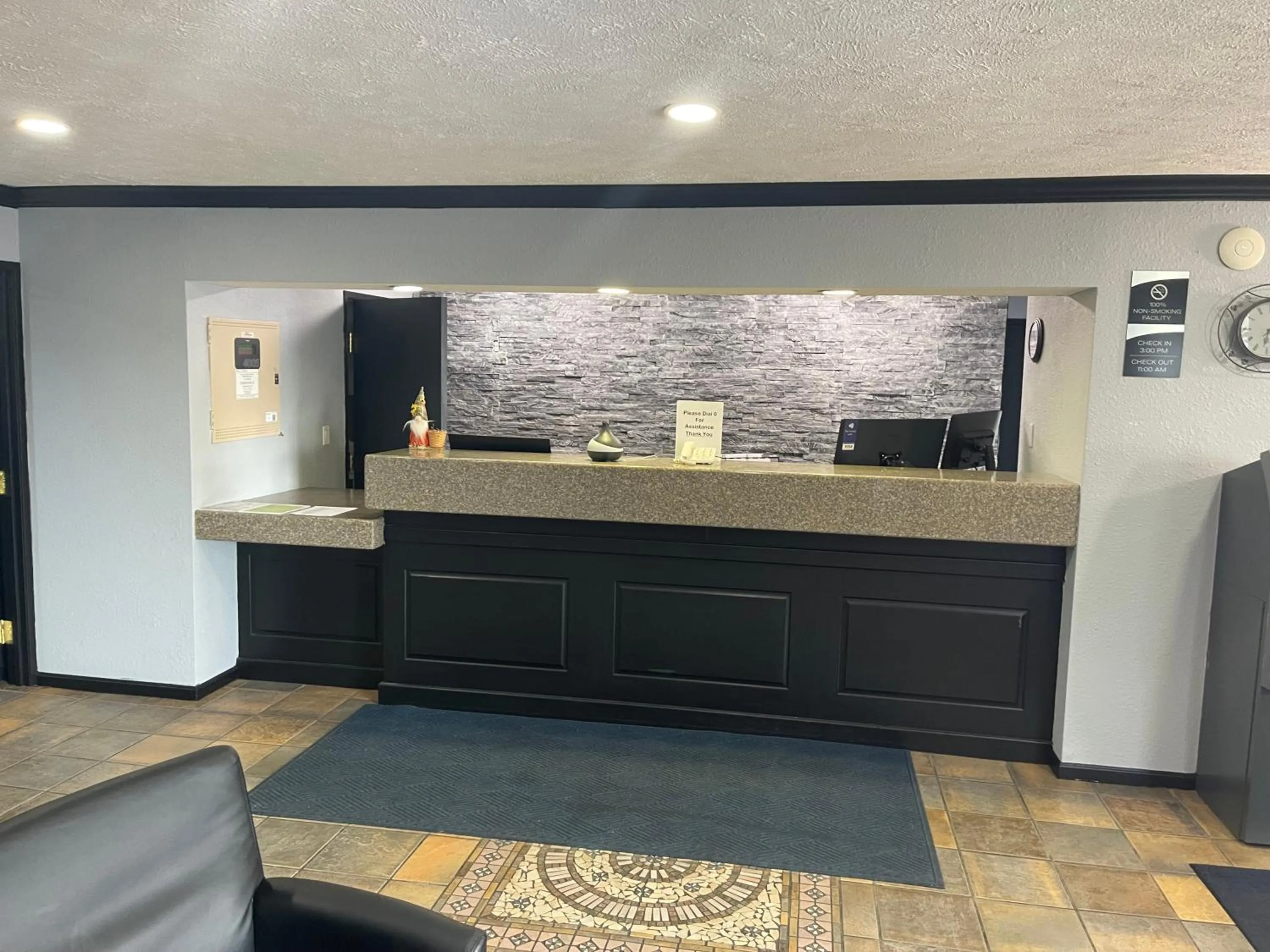 Lobby or reception in New Victorian Inn & Suites Lincoln