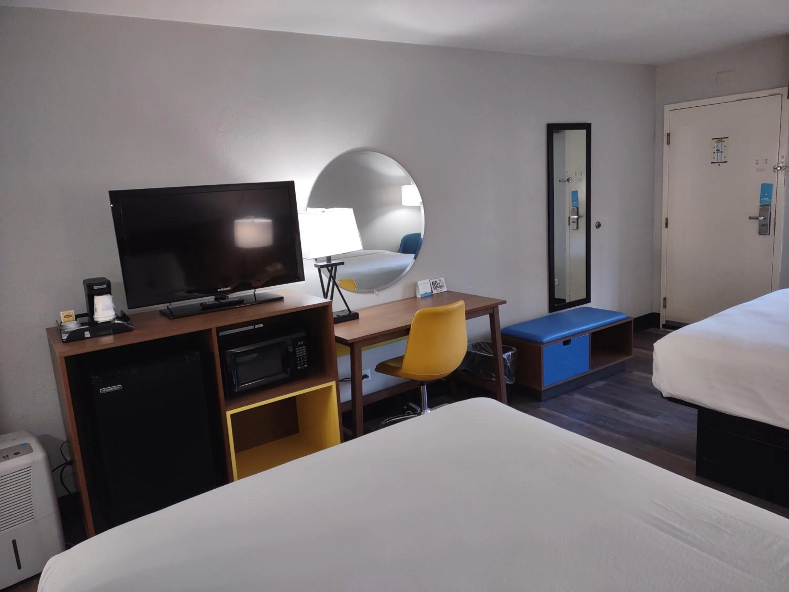 TV and multimedia, Bed in Days Inn by Wyndham Port Charlotte Town Center