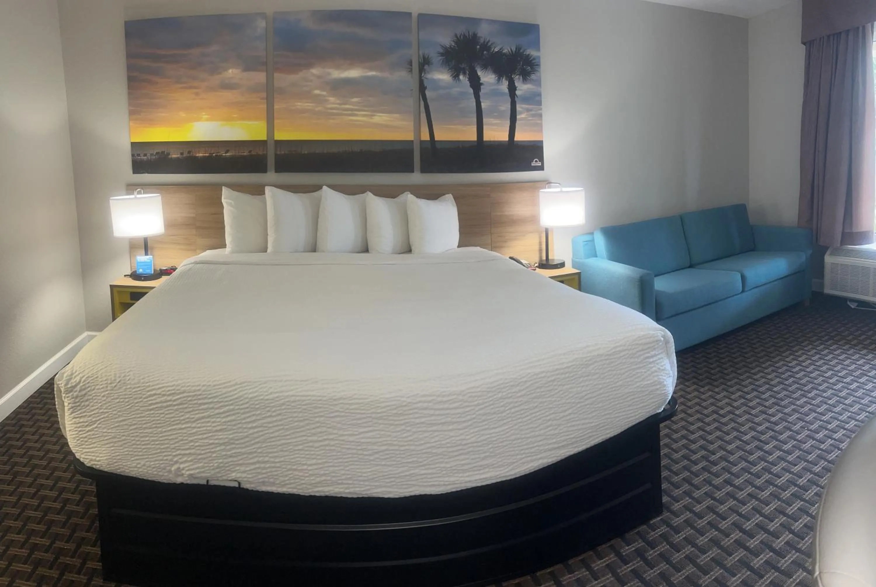 Bed in Days Inn by Wyndham Port Charlotte Town Center