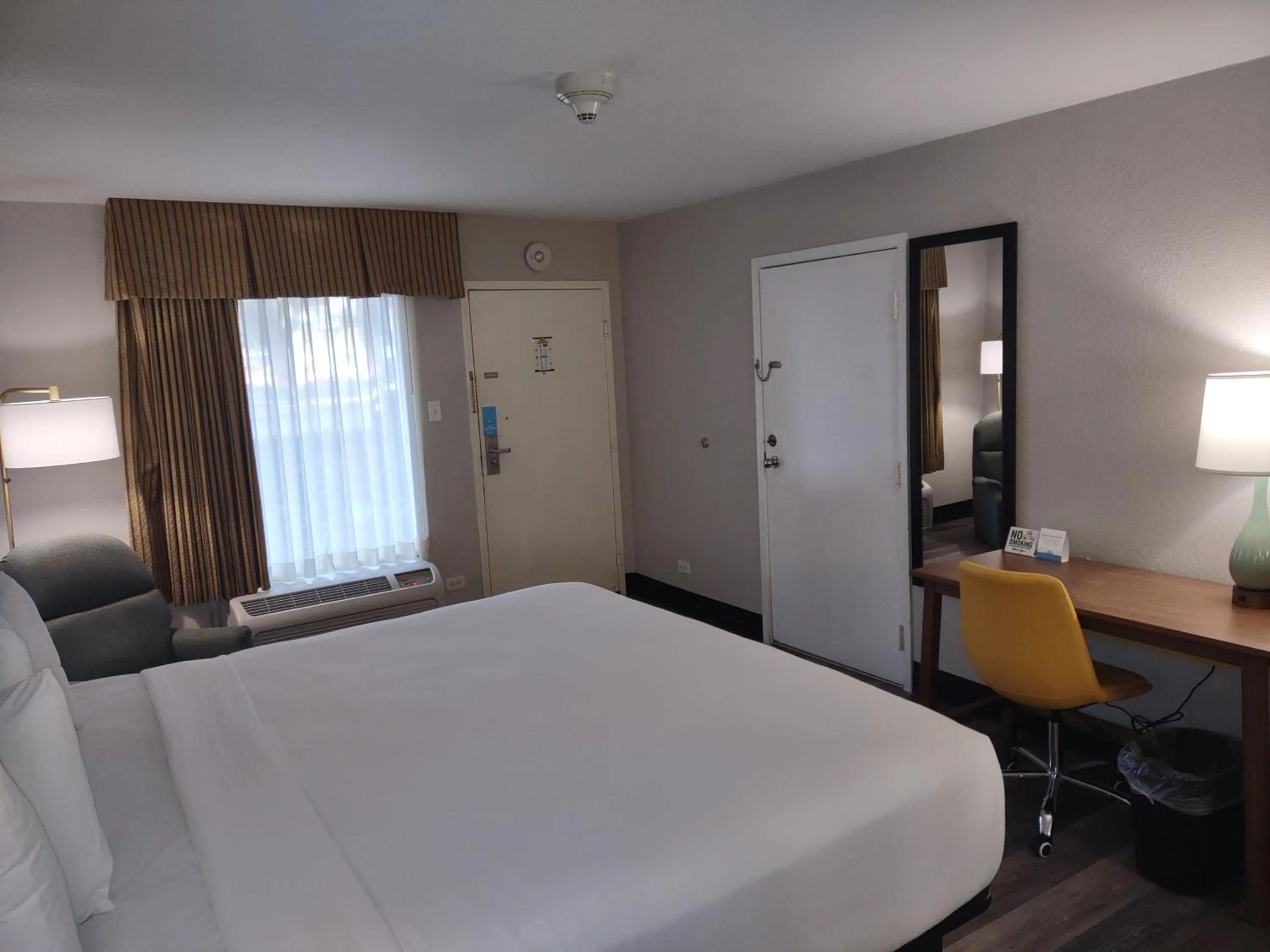 Bed in Days Inn by Wyndham Port Charlotte Town Center