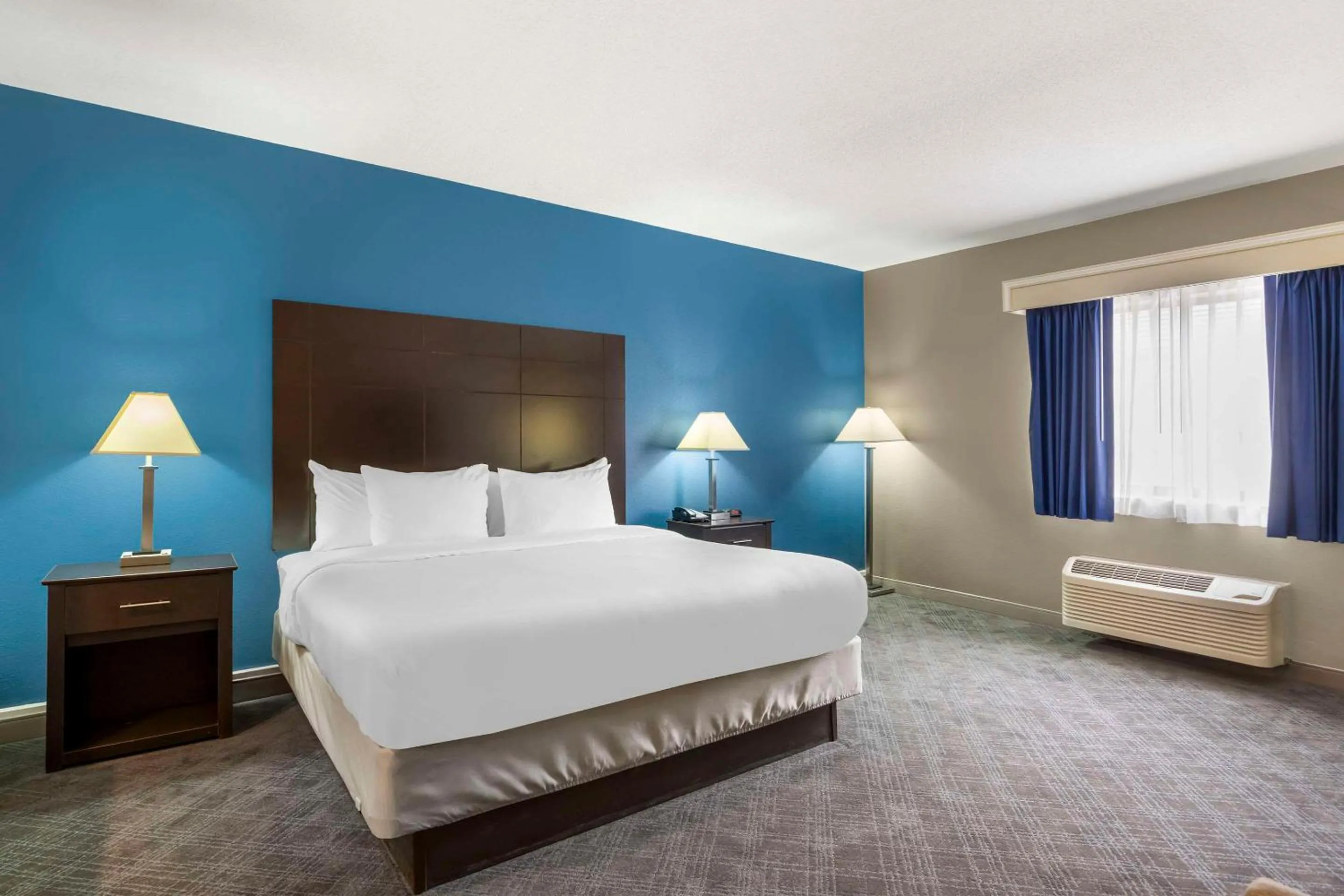 Bedroom, Bed in Comfort Inn & Suites Mundelein-Vernon Hills