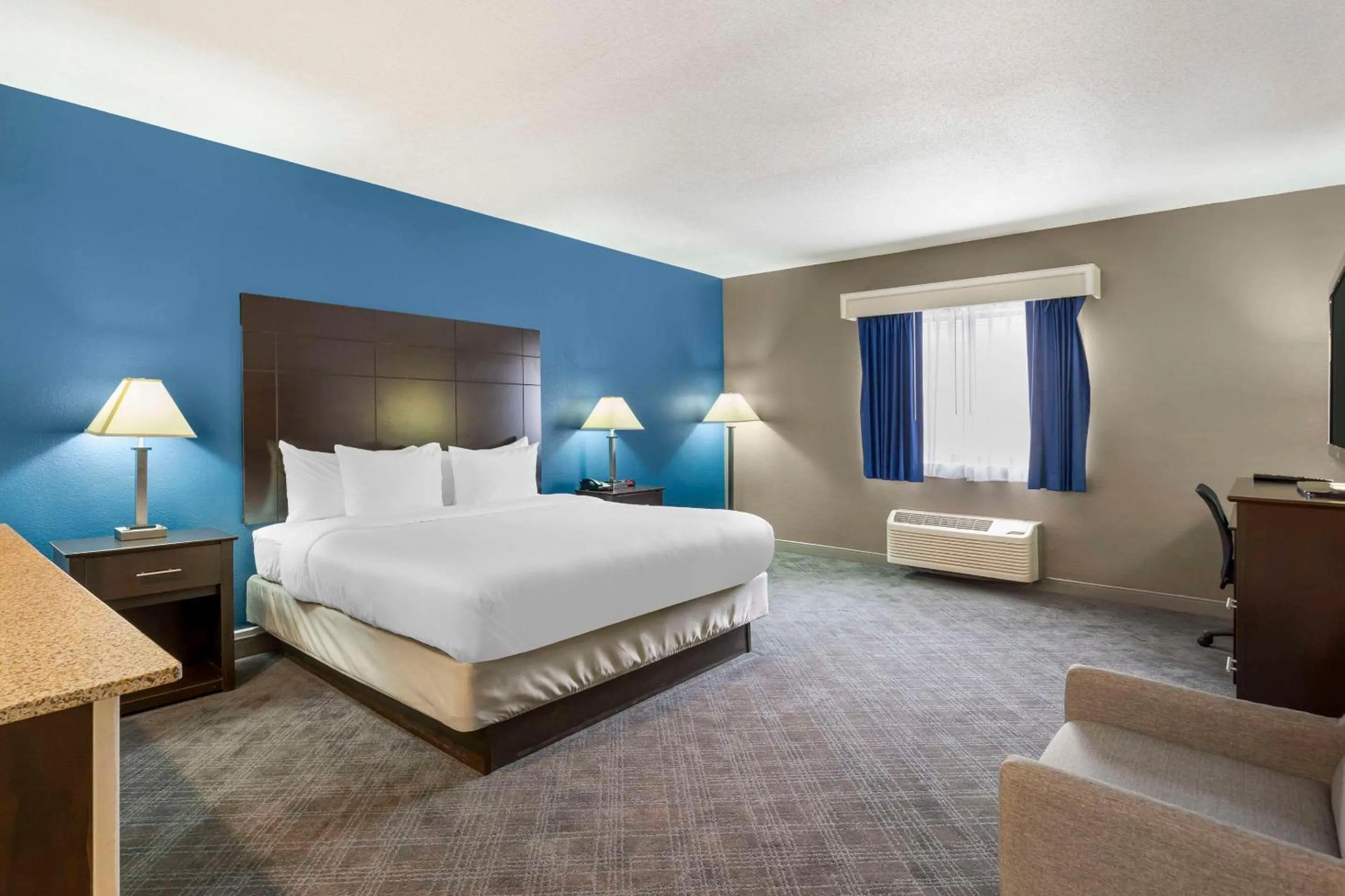 Bedroom, Bed in Comfort Inn & Suites Mundelein-Vernon Hills