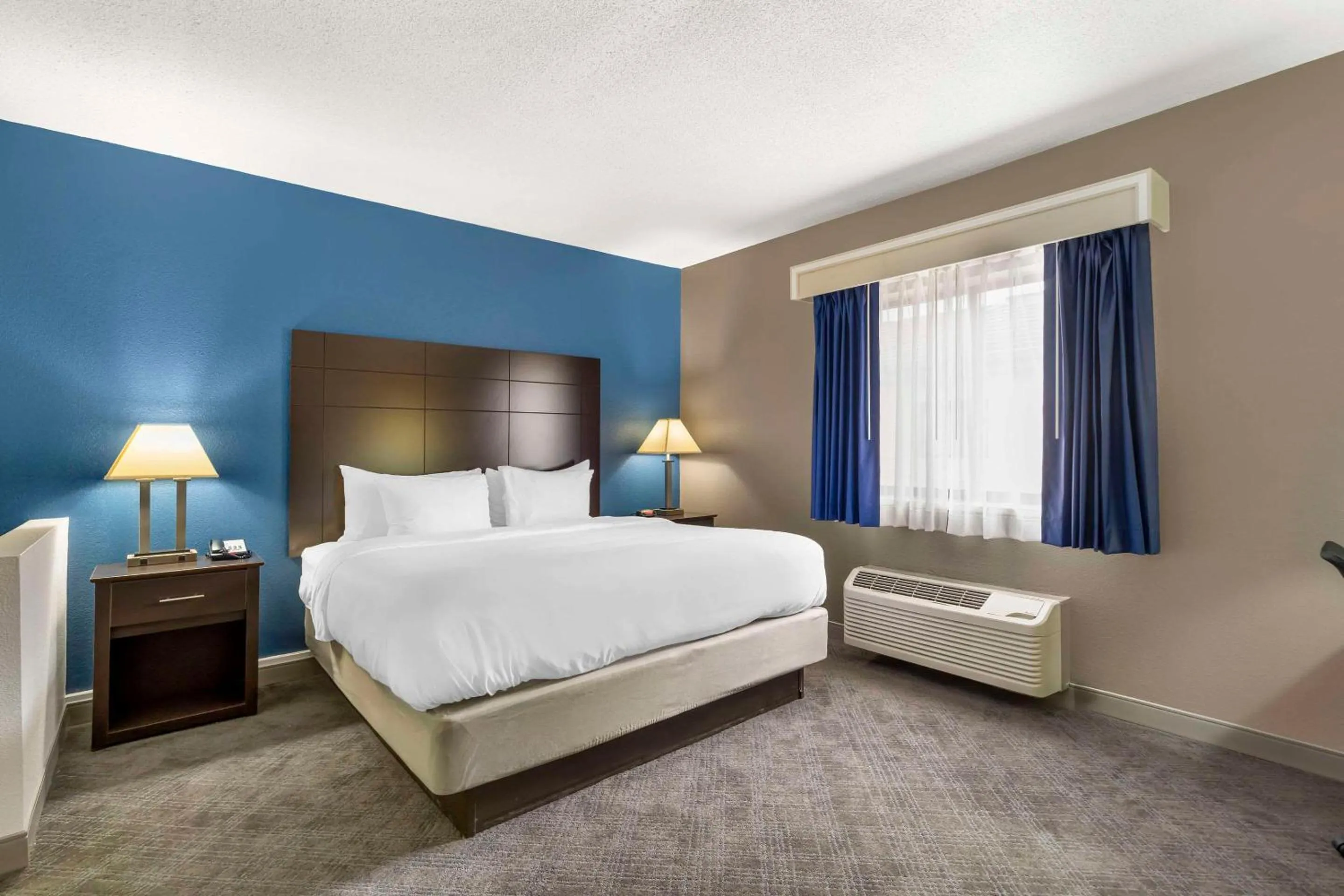 Bedroom, Bed in Comfort Inn & Suites Mundelein-Vernon Hills