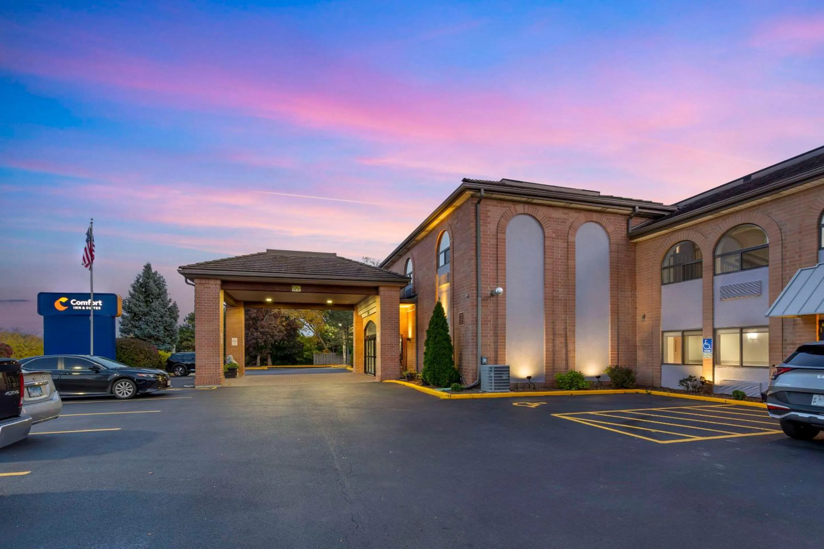 Property building in Comfort Inn & Suites Mundelein-Vernon Hills