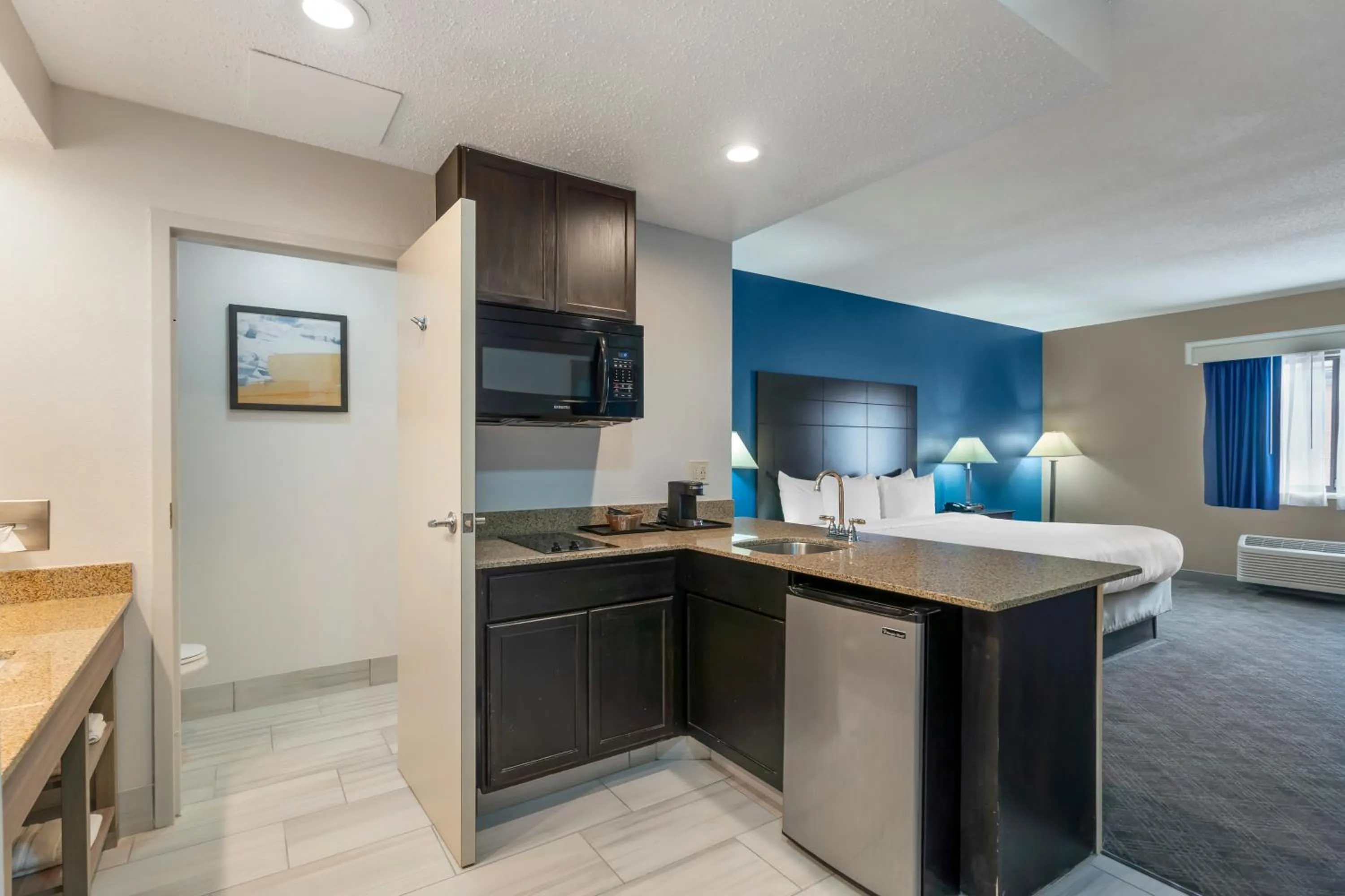 Kitchen or kitchenette in Comfort Inn & Suites Mundelein-Vernon Hills