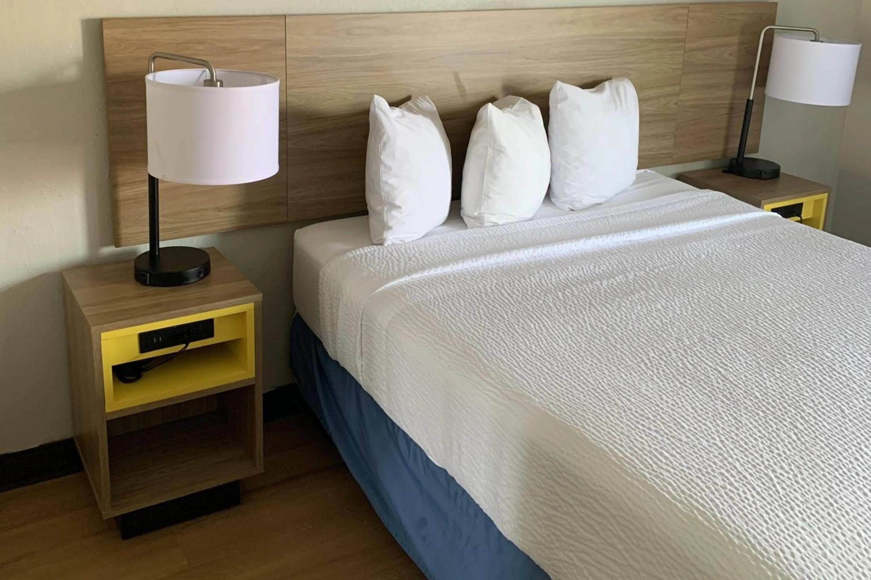 Photo of the whole room, Bed in Days Inn by Wyndham Louisville Airport Fair and Expo Center