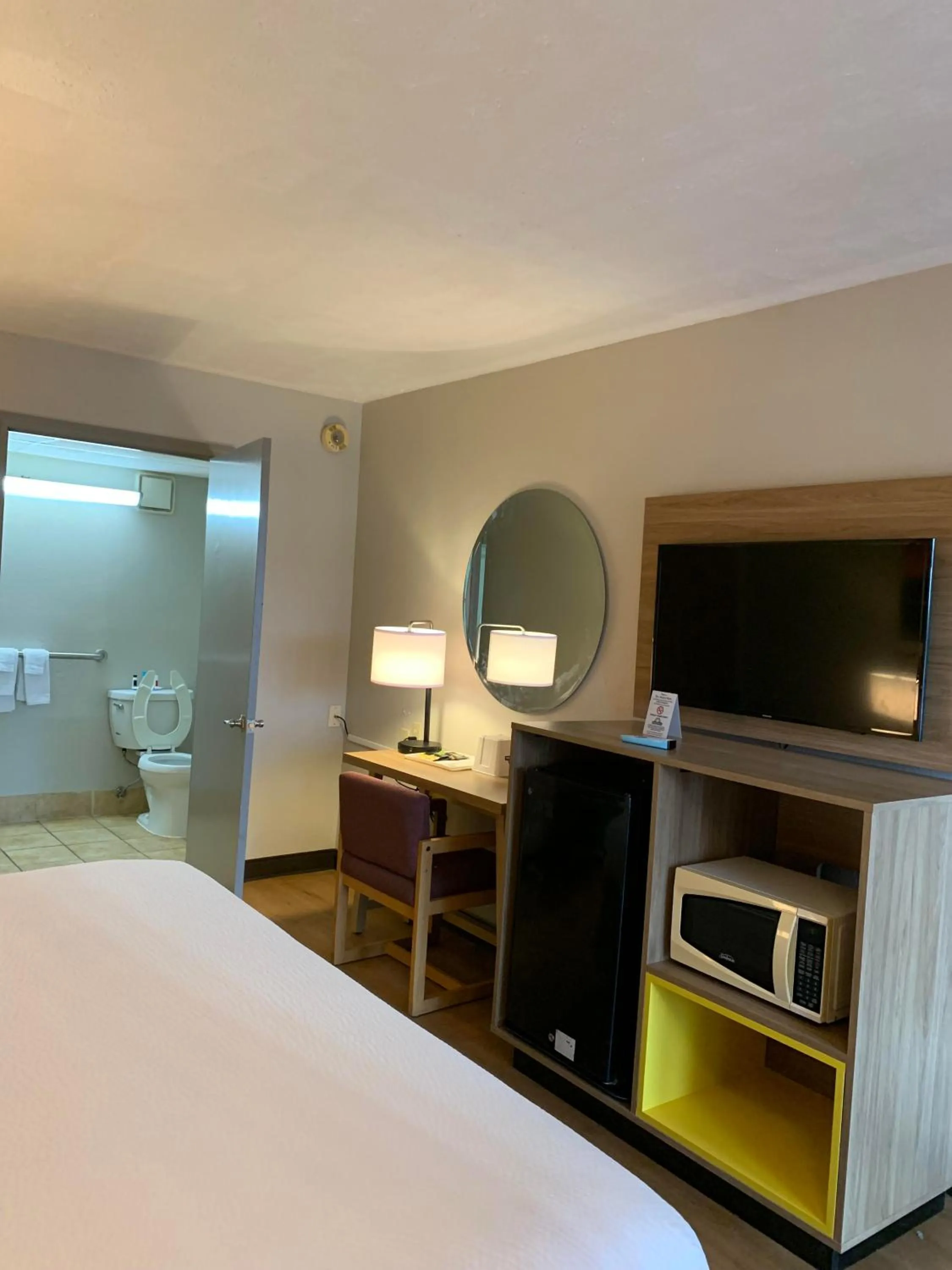 Bed in Days Inn by Wyndham Louisville Airport Fair and Expo Center