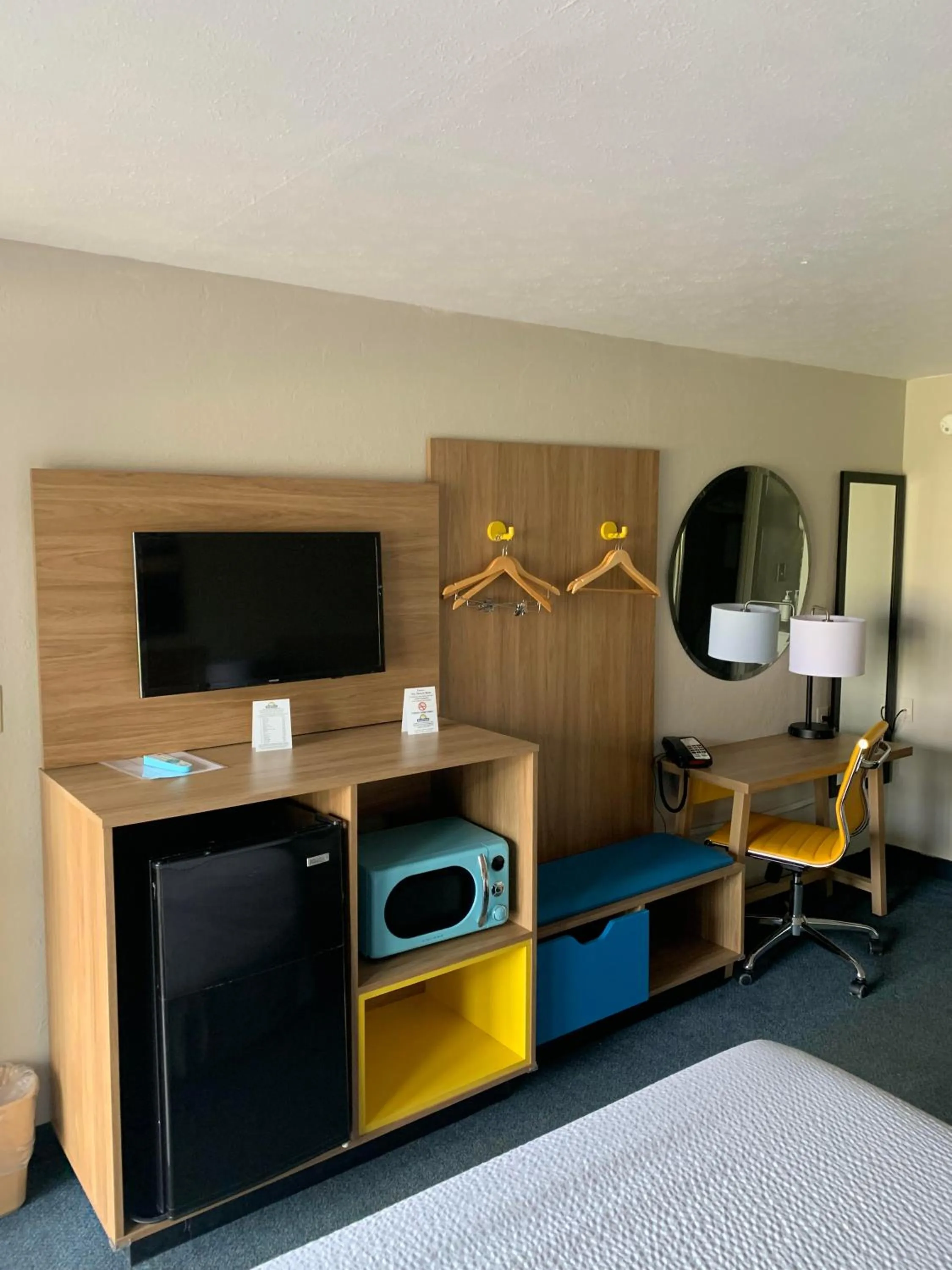 TV and multimedia, Bed in Days Inn by Wyndham Louisville Airport Fair and Expo Center