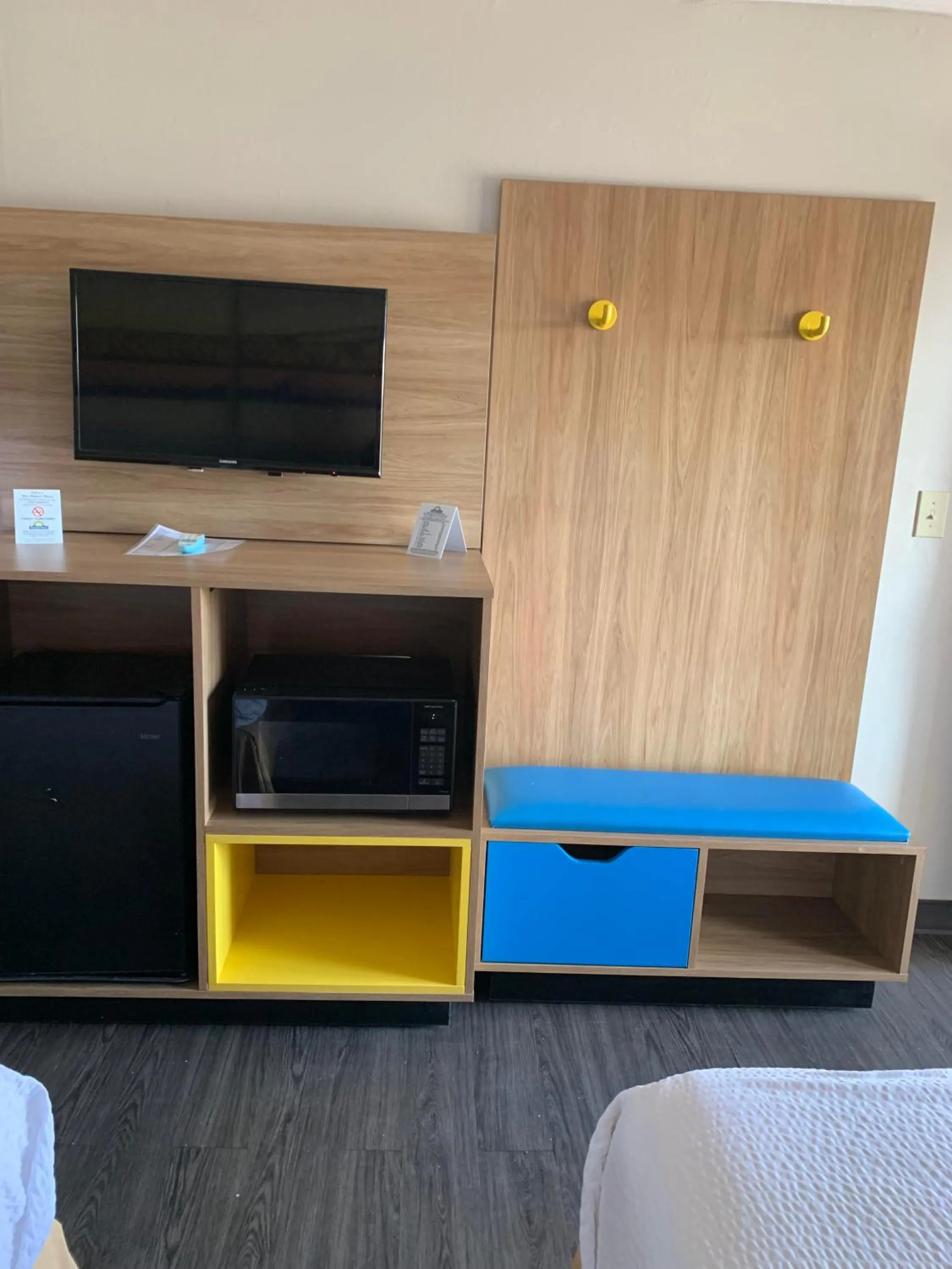 Communal lounge/ TV room in Days Inn by Wyndham Louisville Airport Fair and Expo Center