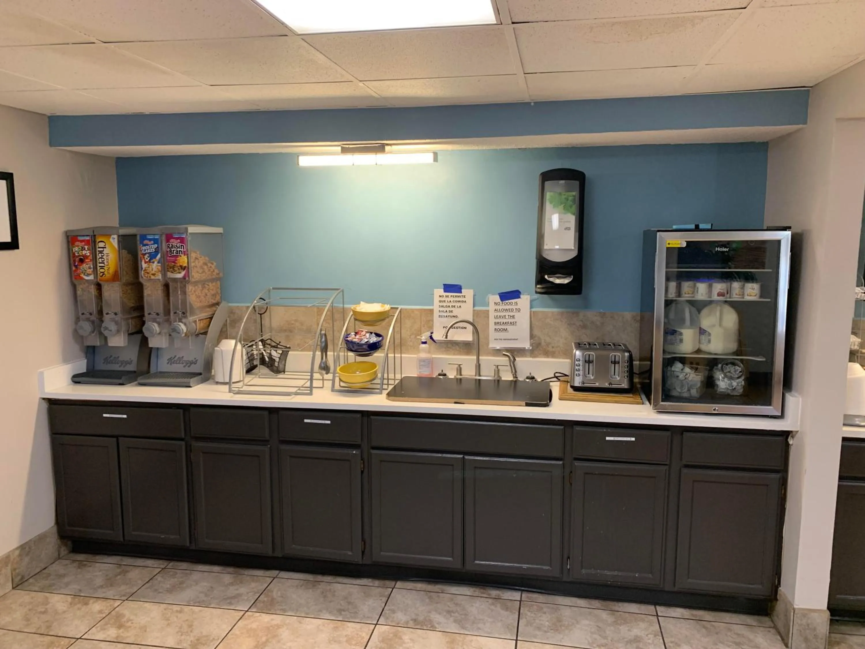 Breakfast in Days Inn by Wyndham Louisville Airport Fair and Expo Center