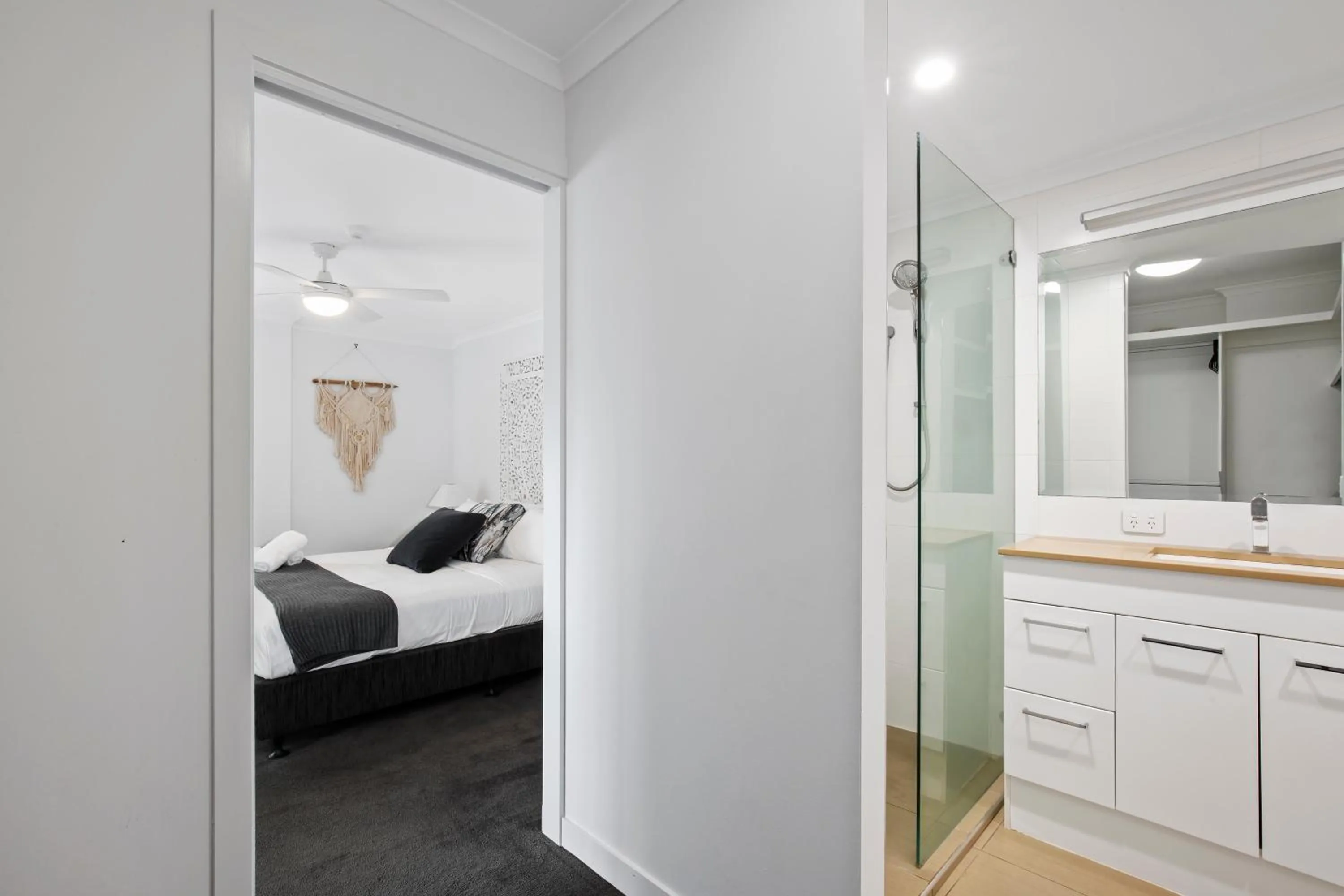 Bed in Narrowneck Court Holiday Apartments