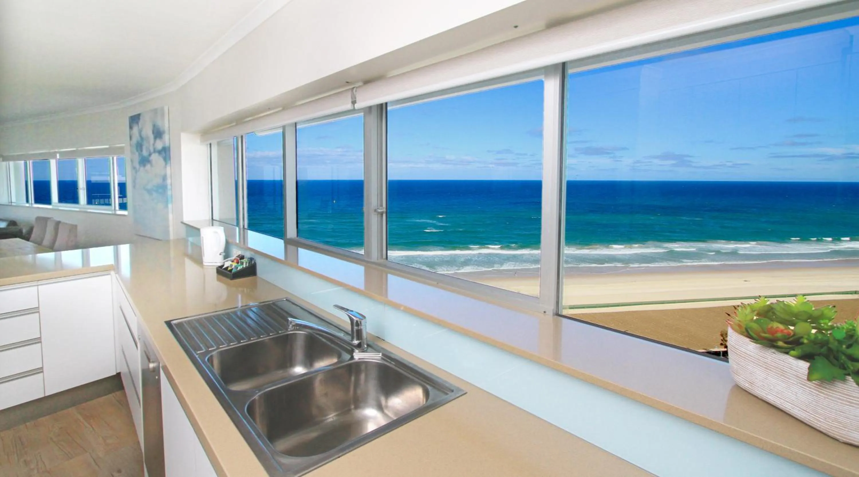 Kitchen or kitchenette in Narrowneck Court Holiday Apartments