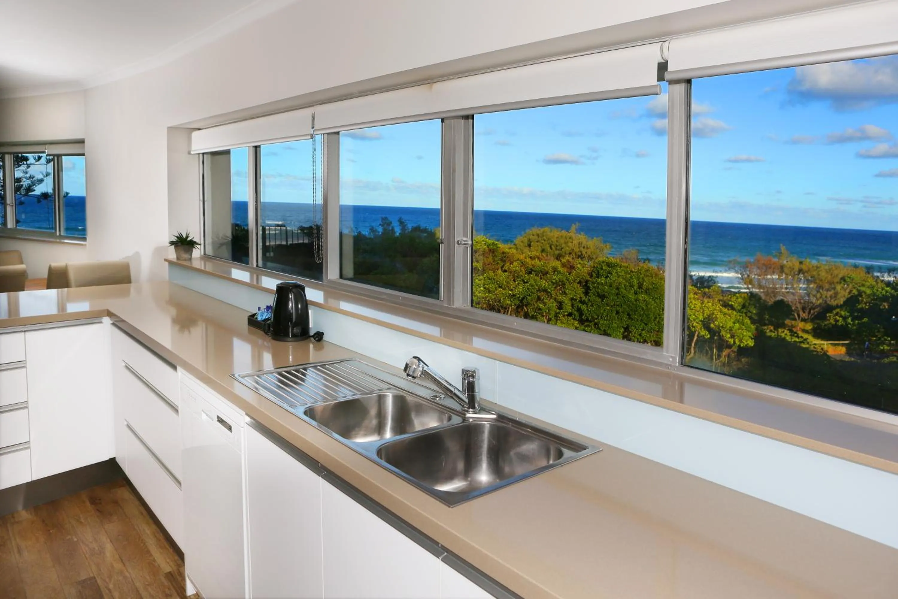 Kitchen or kitchenette in Narrowneck Court Holiday Apartments