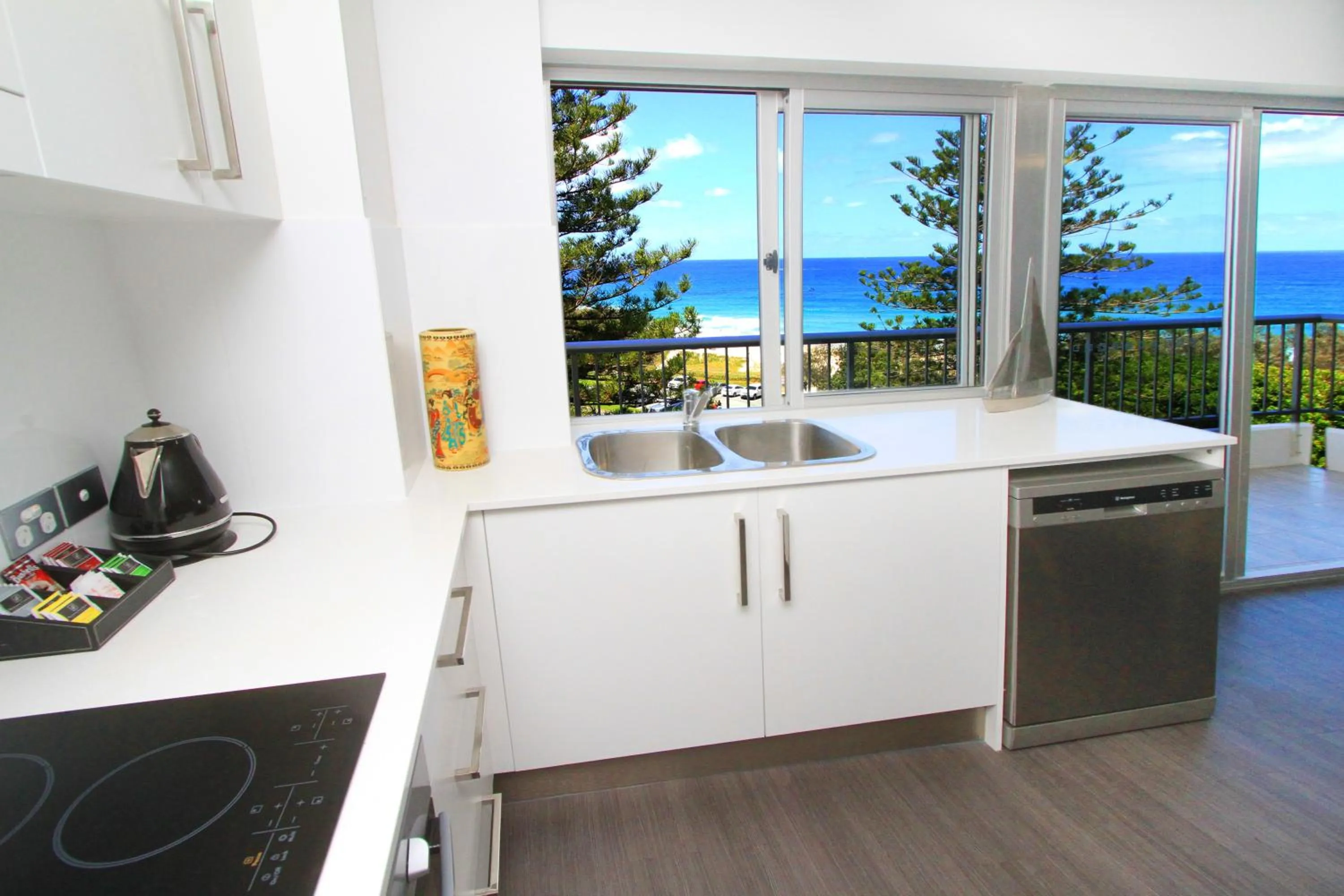 Kitchen or kitchenette in Narrowneck Court Holiday Apartments