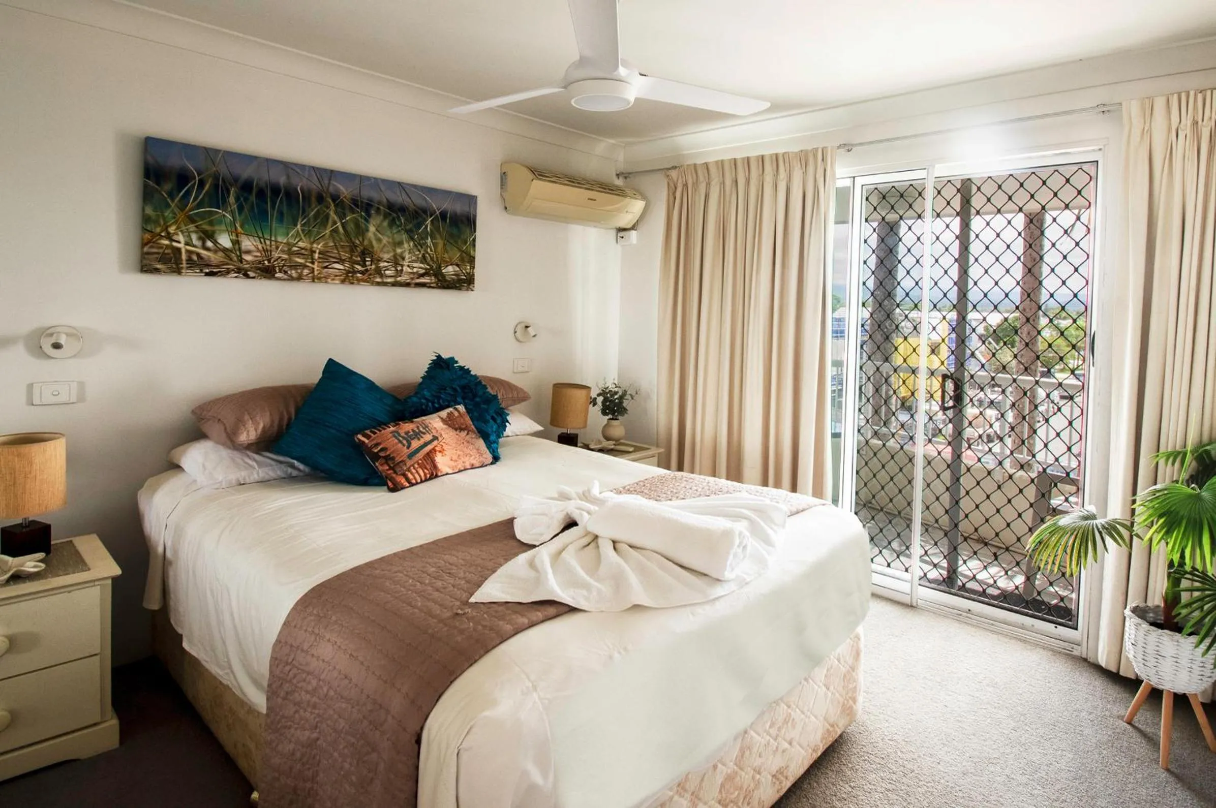 Bedroom, Bed in Key Largo Holiday Apartments