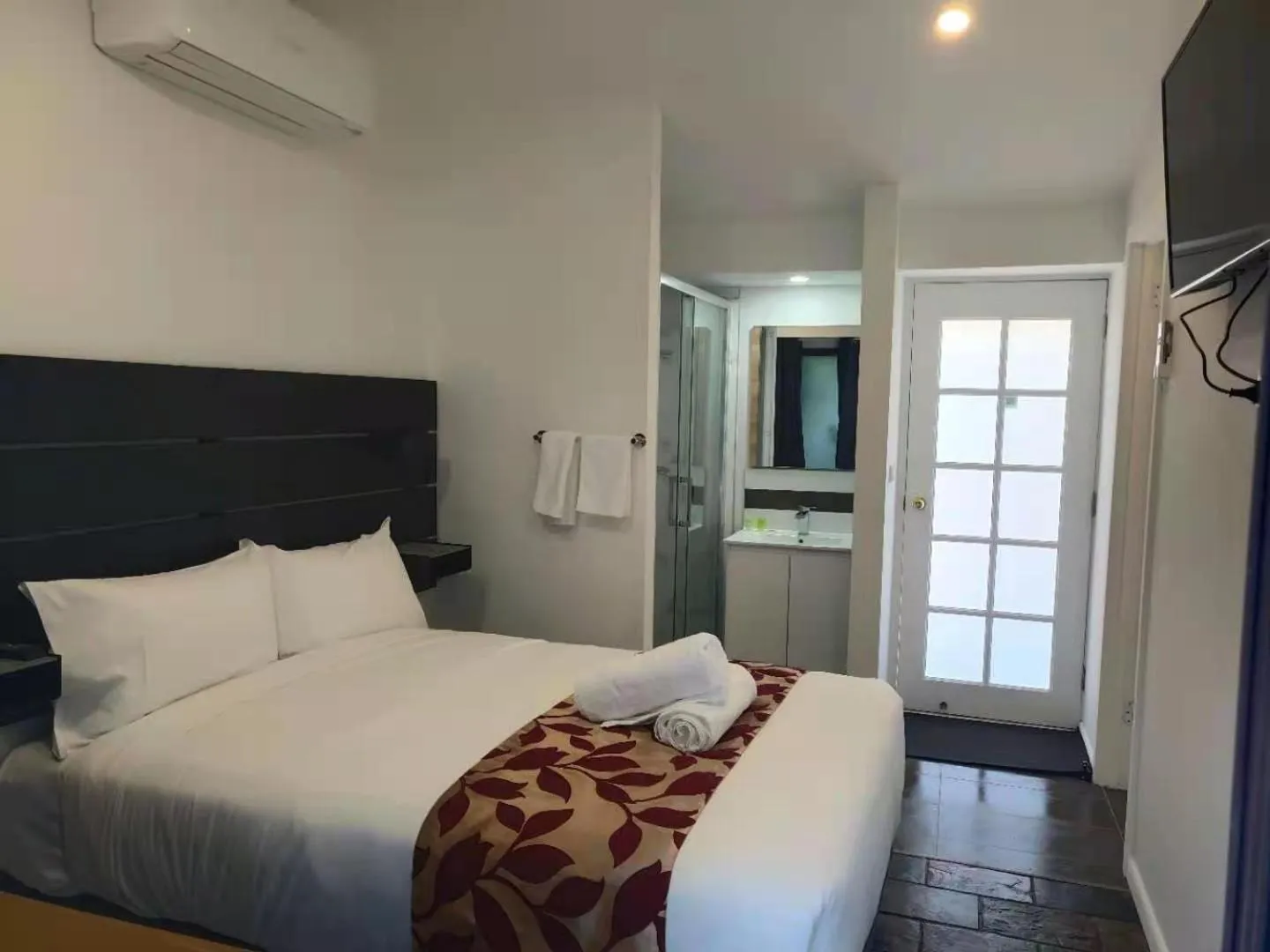 Bed in Coachman Motel and Holiday Units