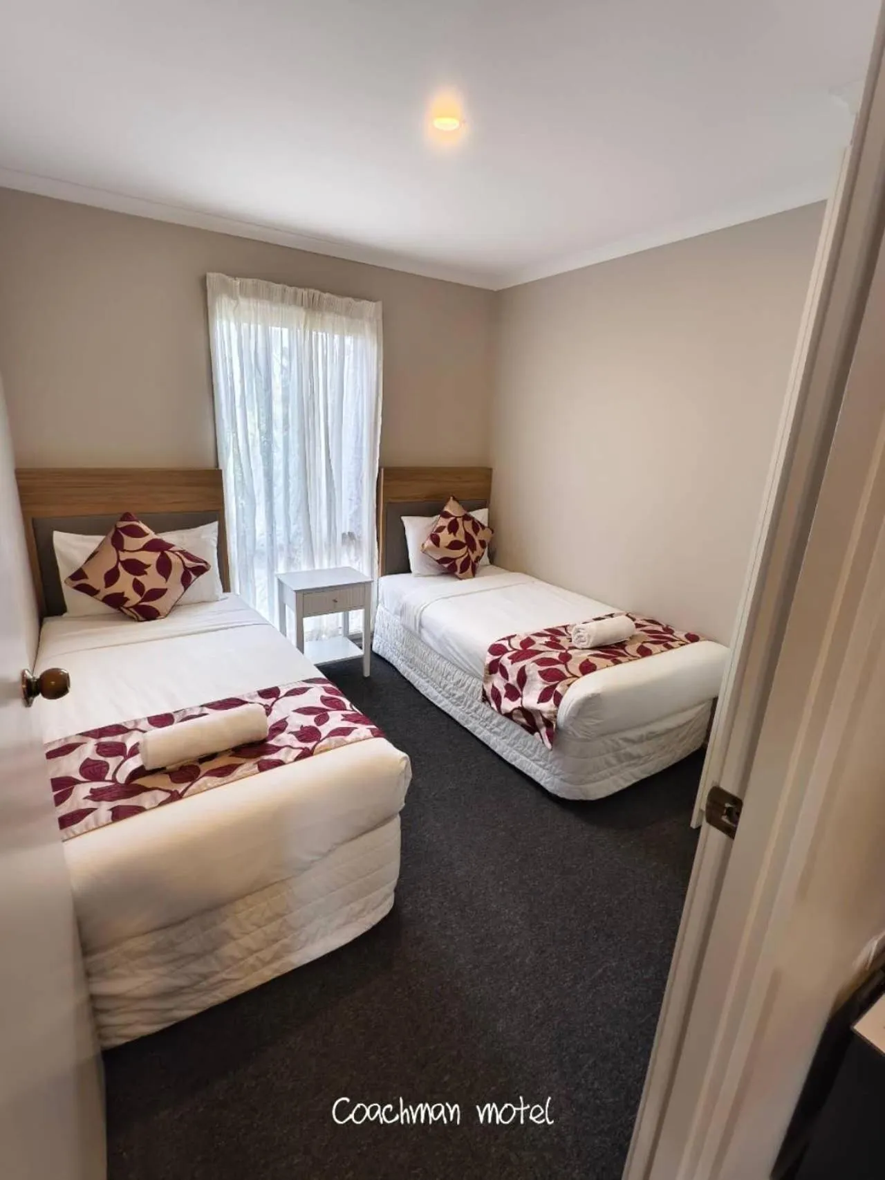 Bed in Coachman Motel and Holiday Units