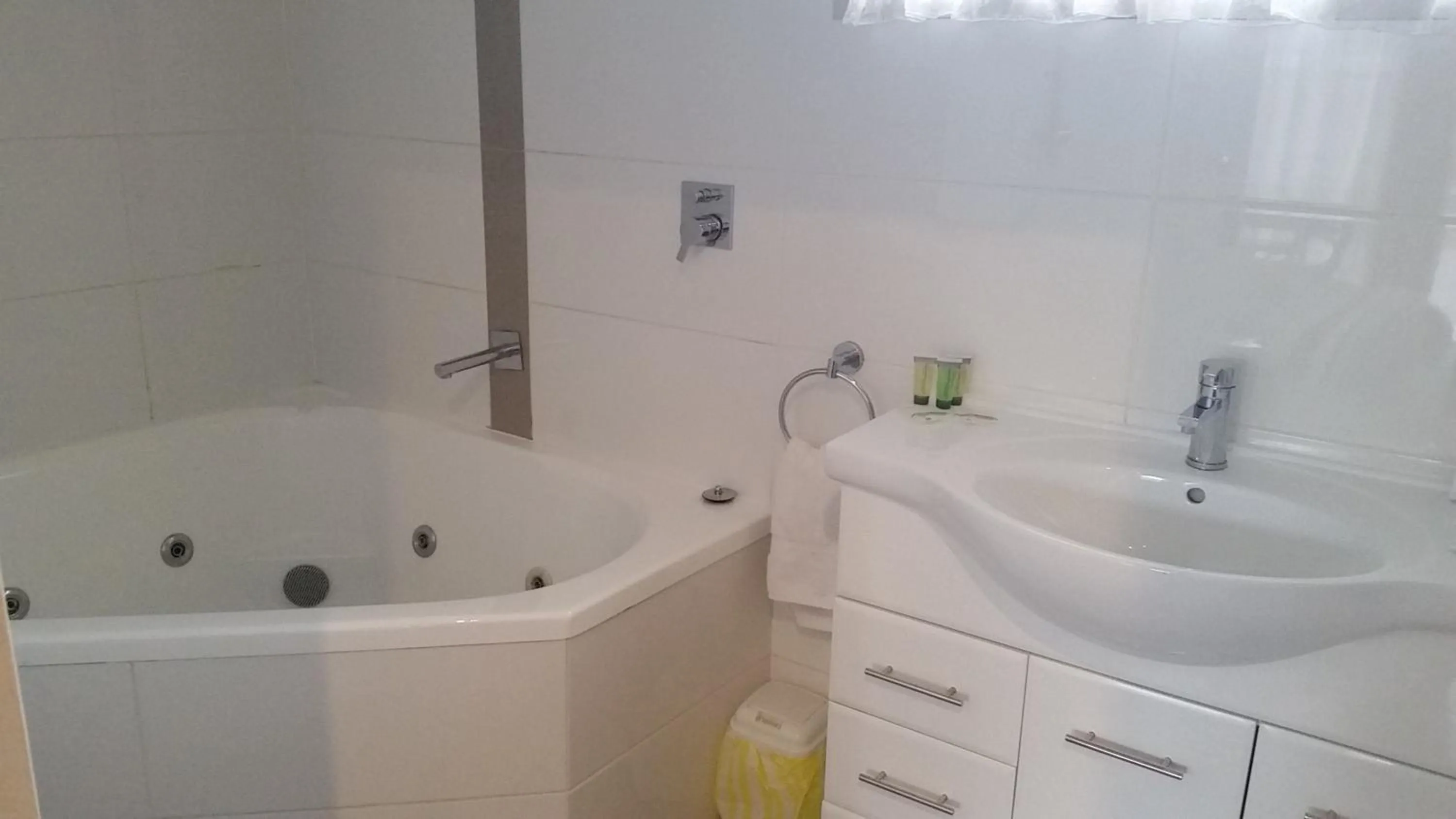 Bathroom in Coachman Motel and Holiday Units