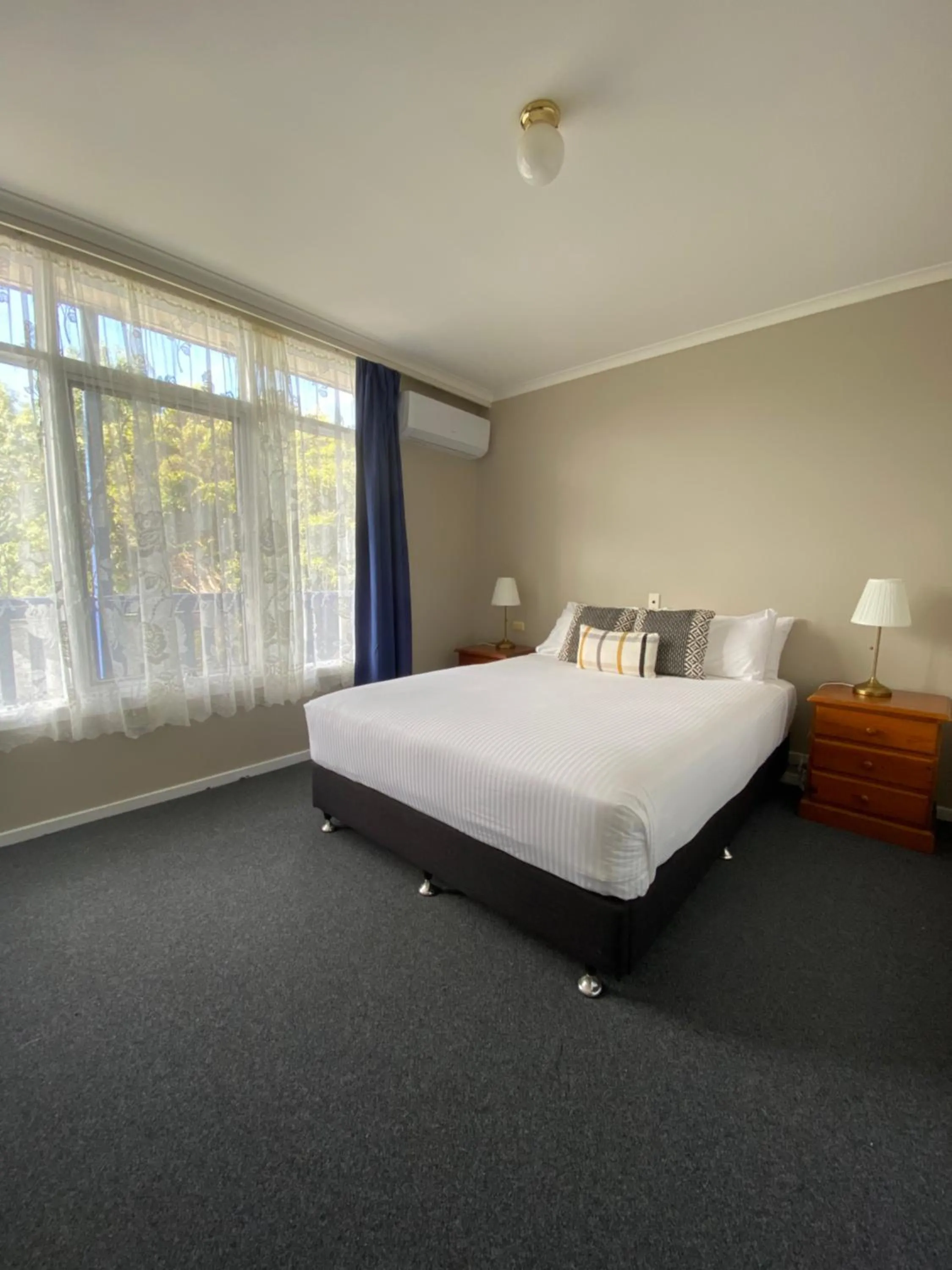 Bed in Coachman Motel and Holiday Units