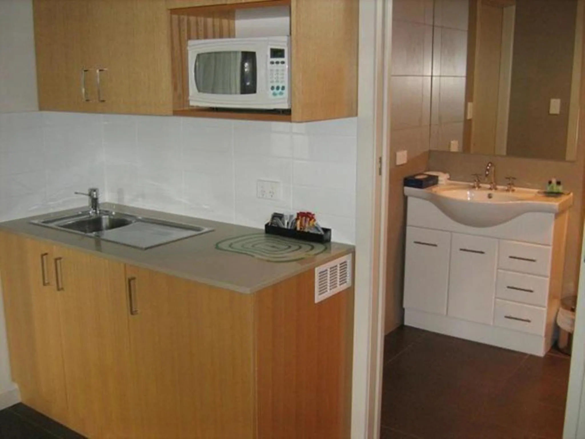 Kitchen or kitchenette in Coachman Motel and Holiday Units