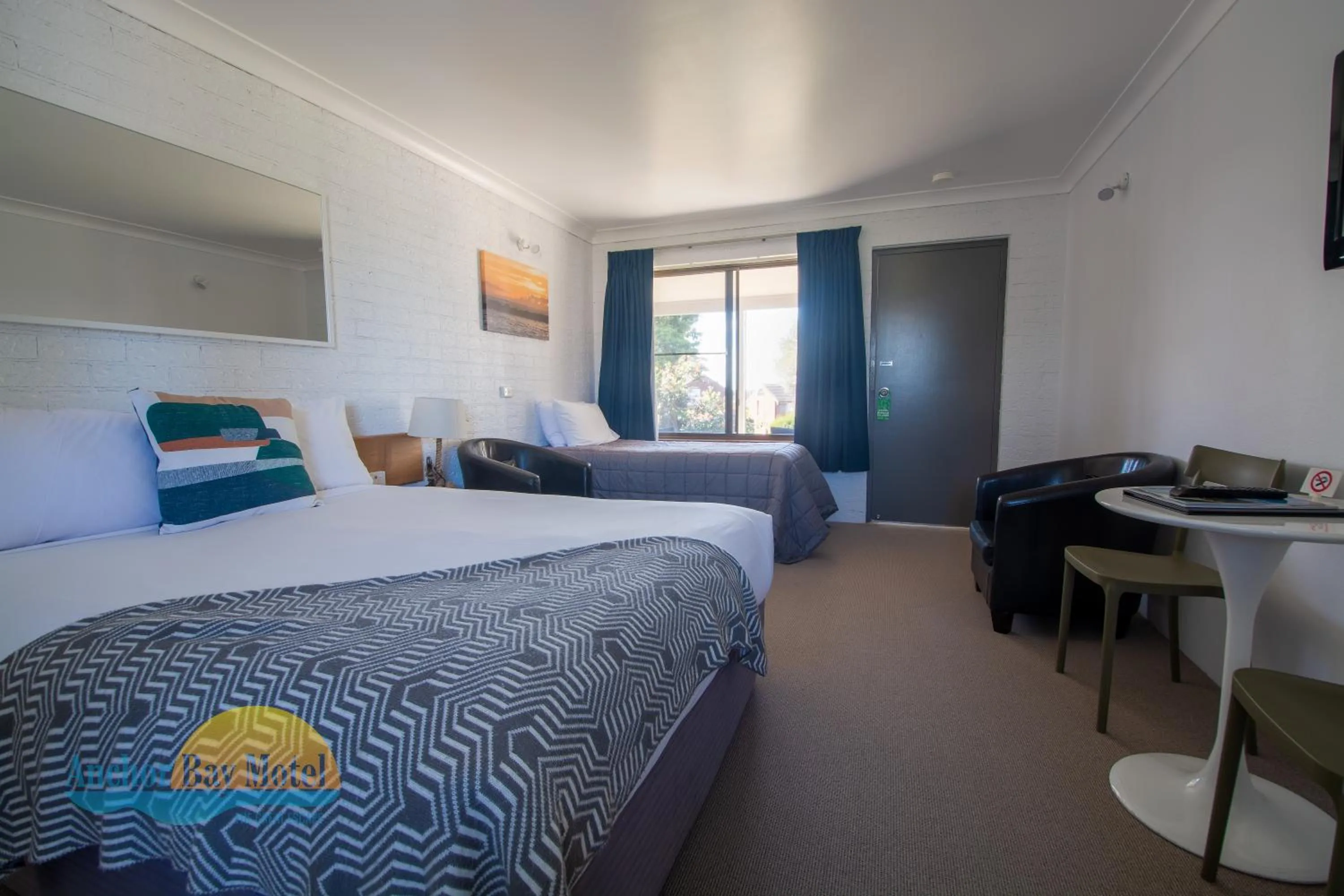 Photo of the whole room, Bed in Anchor Bay Motel