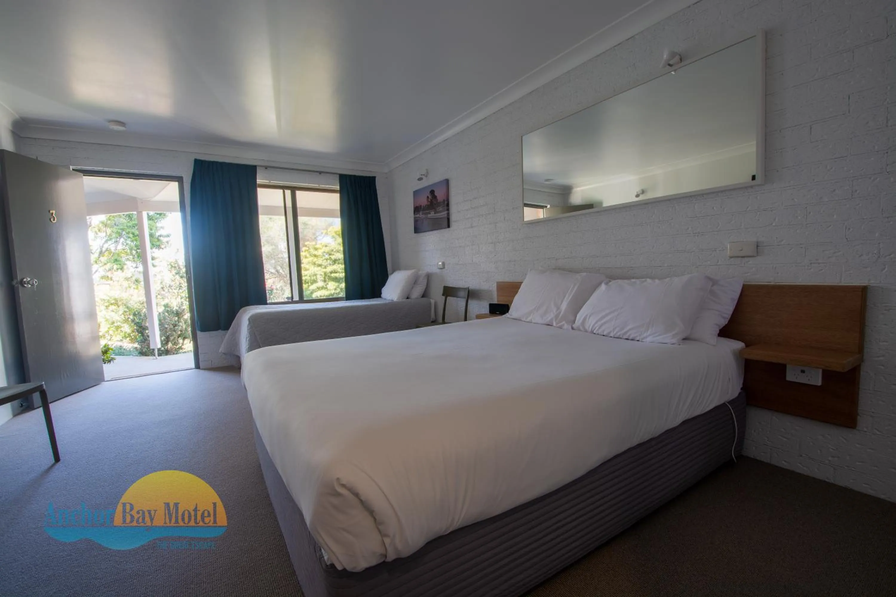 Bedroom, Bed in Anchor Bay Motel