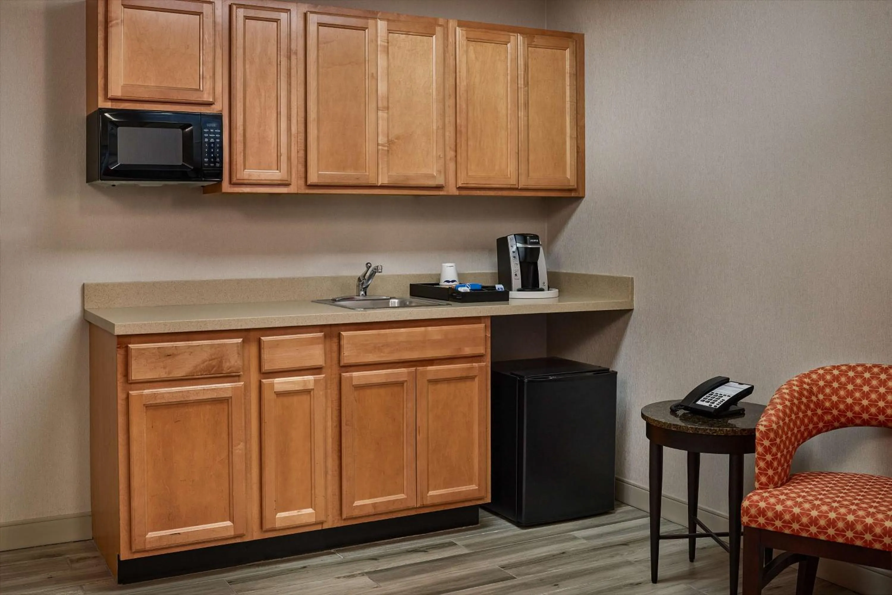 Photo of the whole room in Hampton Inn Boston Logan Airport