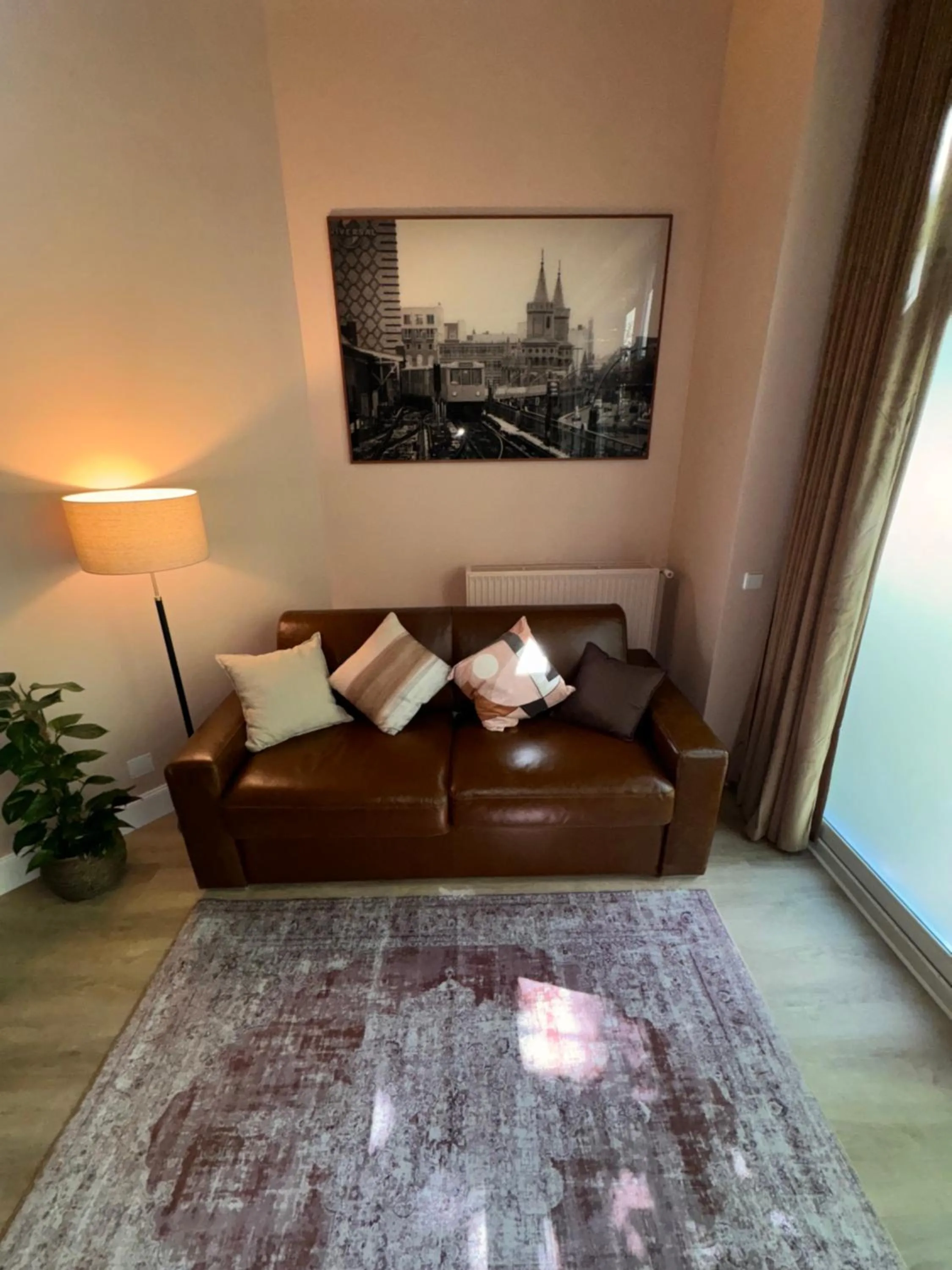 Living room, Bed in Nu Wave Hotel Berlin - Digital Check-In