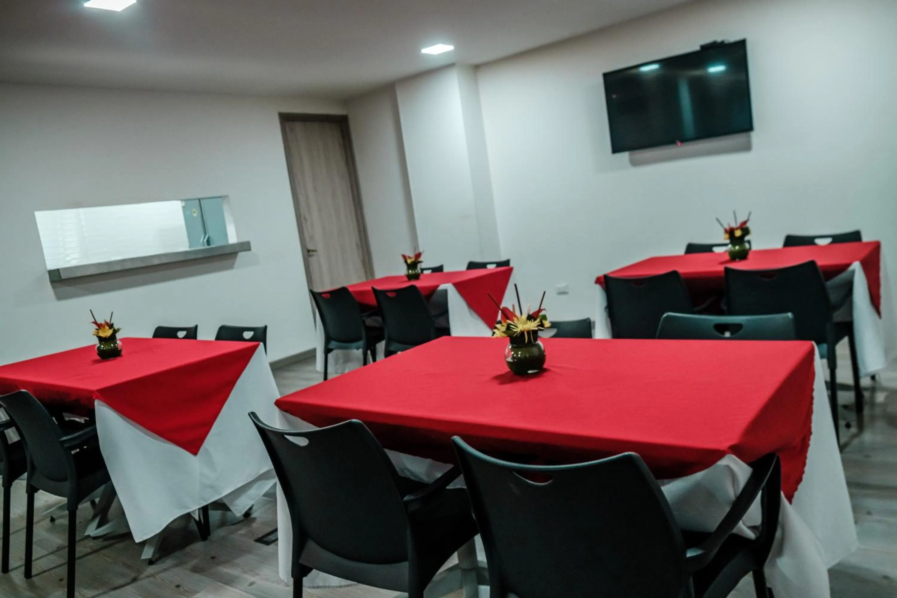 Restaurant/places to eat in Hotel Portal Del Norte