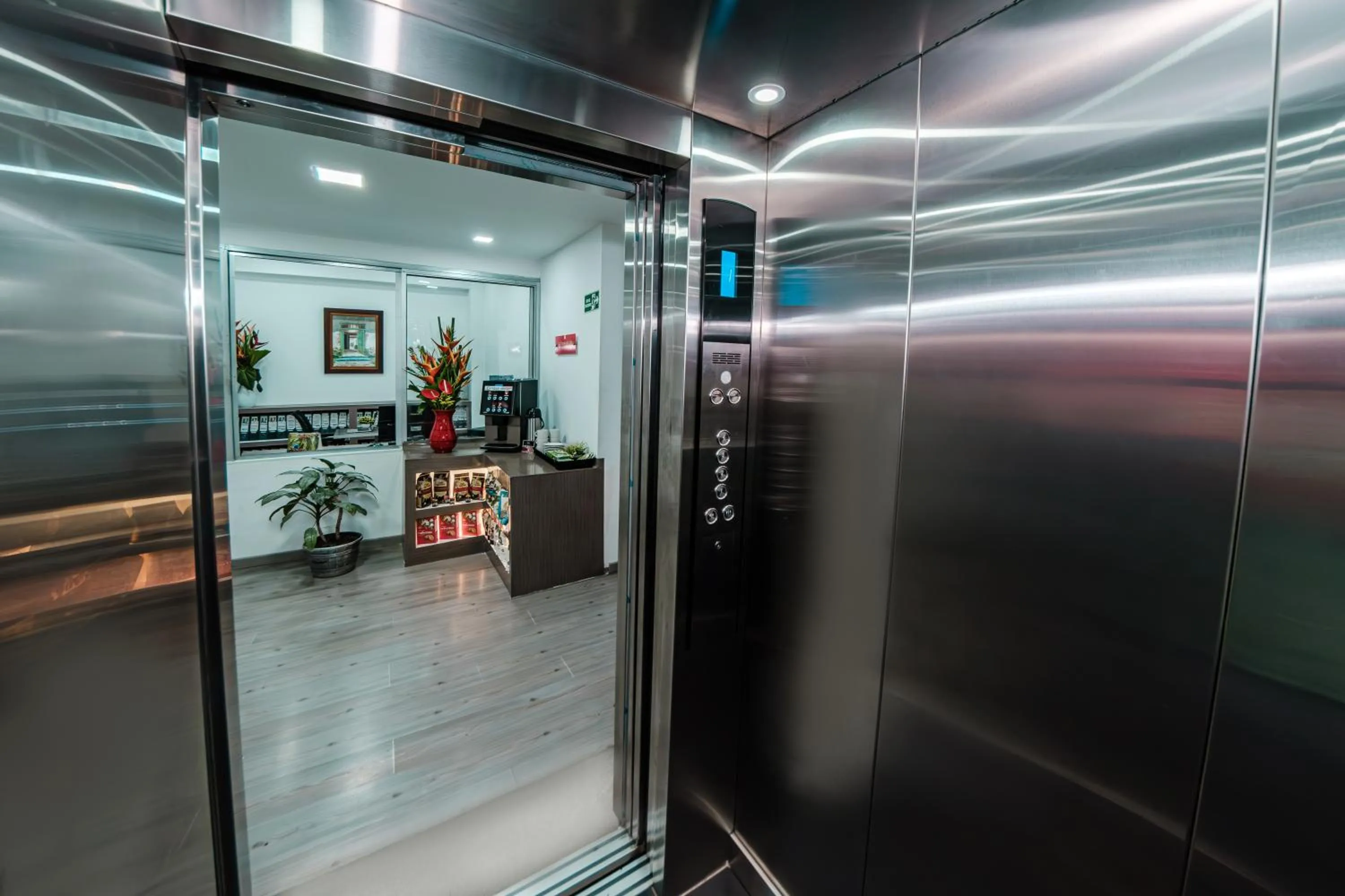 elevator in Hotel Portal Del Norte