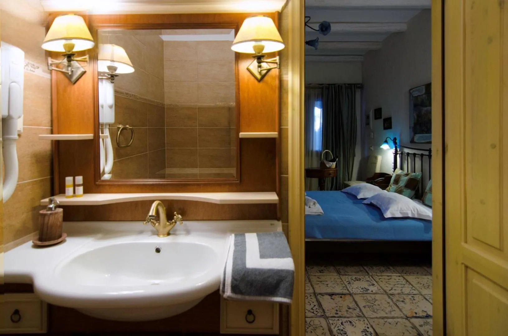 Bathroom, Bed in Panorama Exclusive Suites