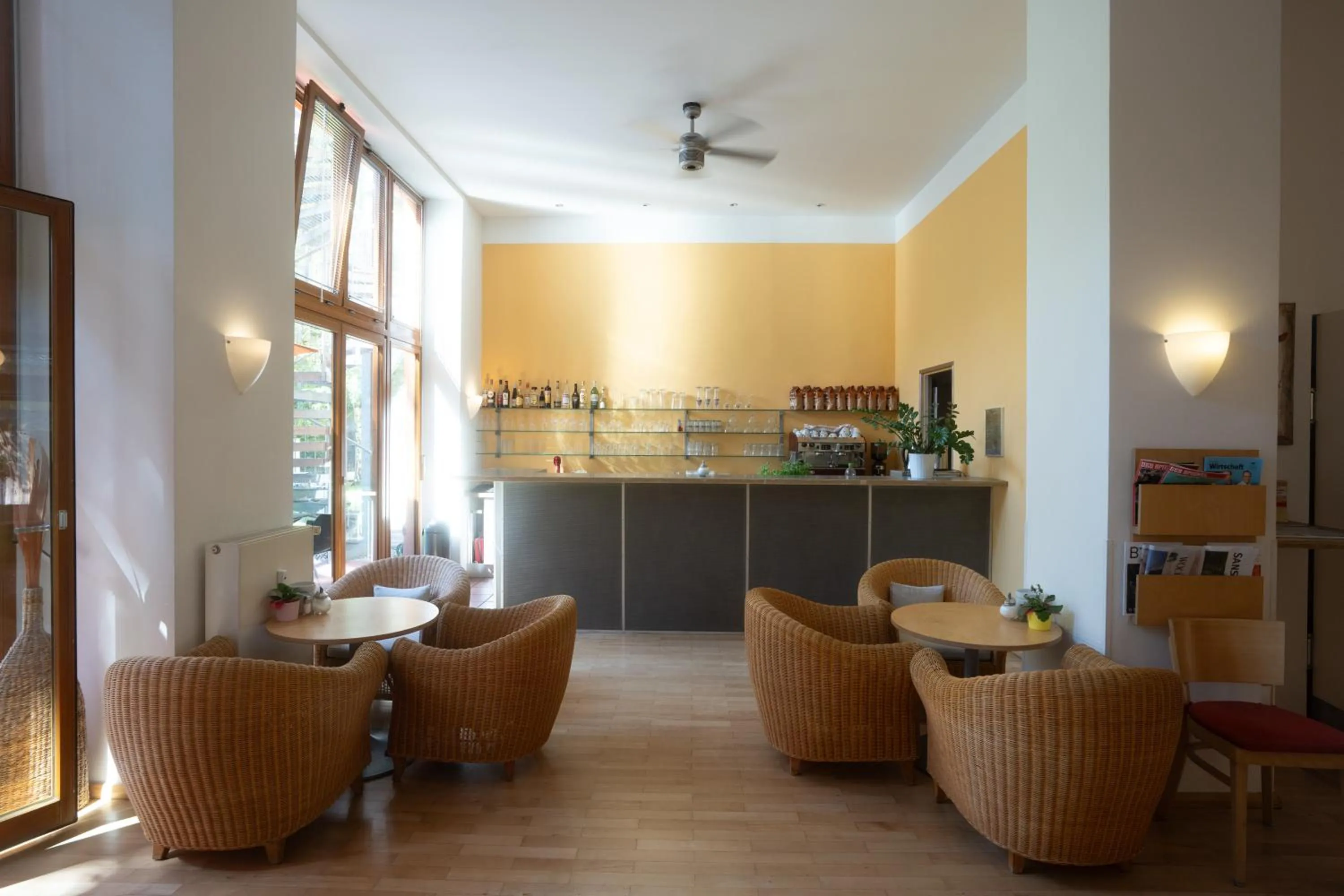 Restaurant/places to eat in Hotel 26