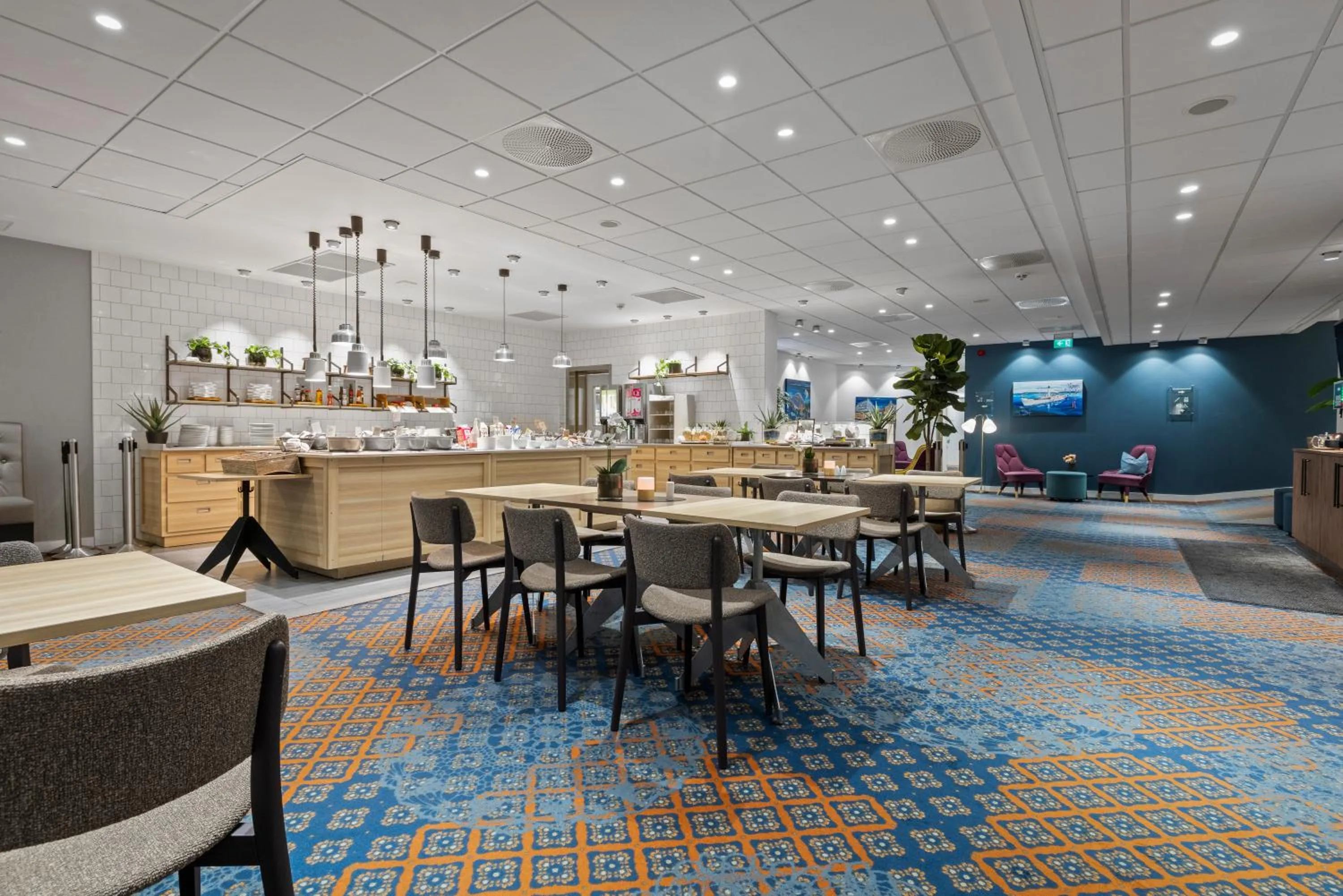 Restaurant/places to eat in Home Hotel Astoria