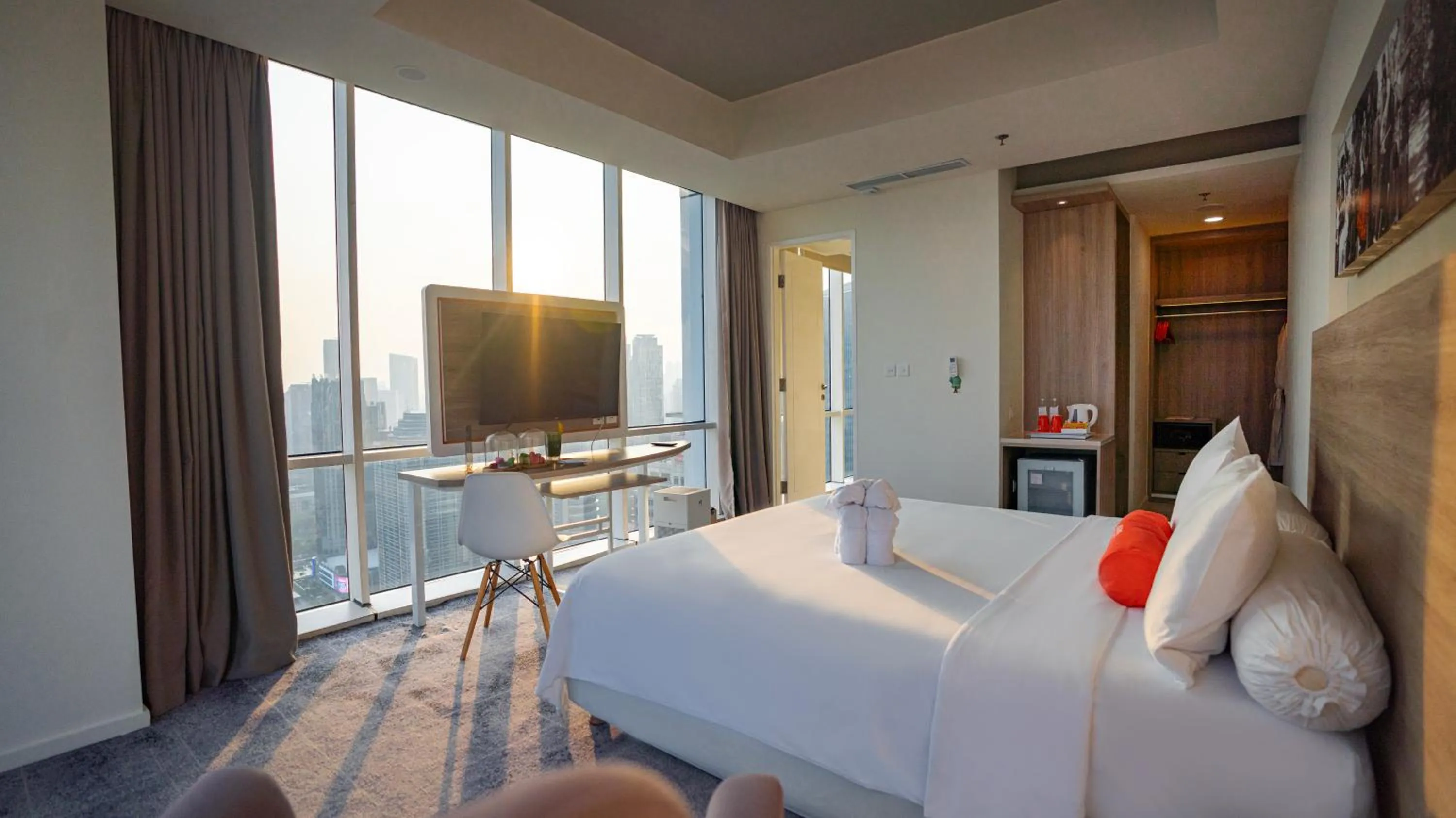 View (from property/room), Bed in HARRIS Suites fx Sudirman
