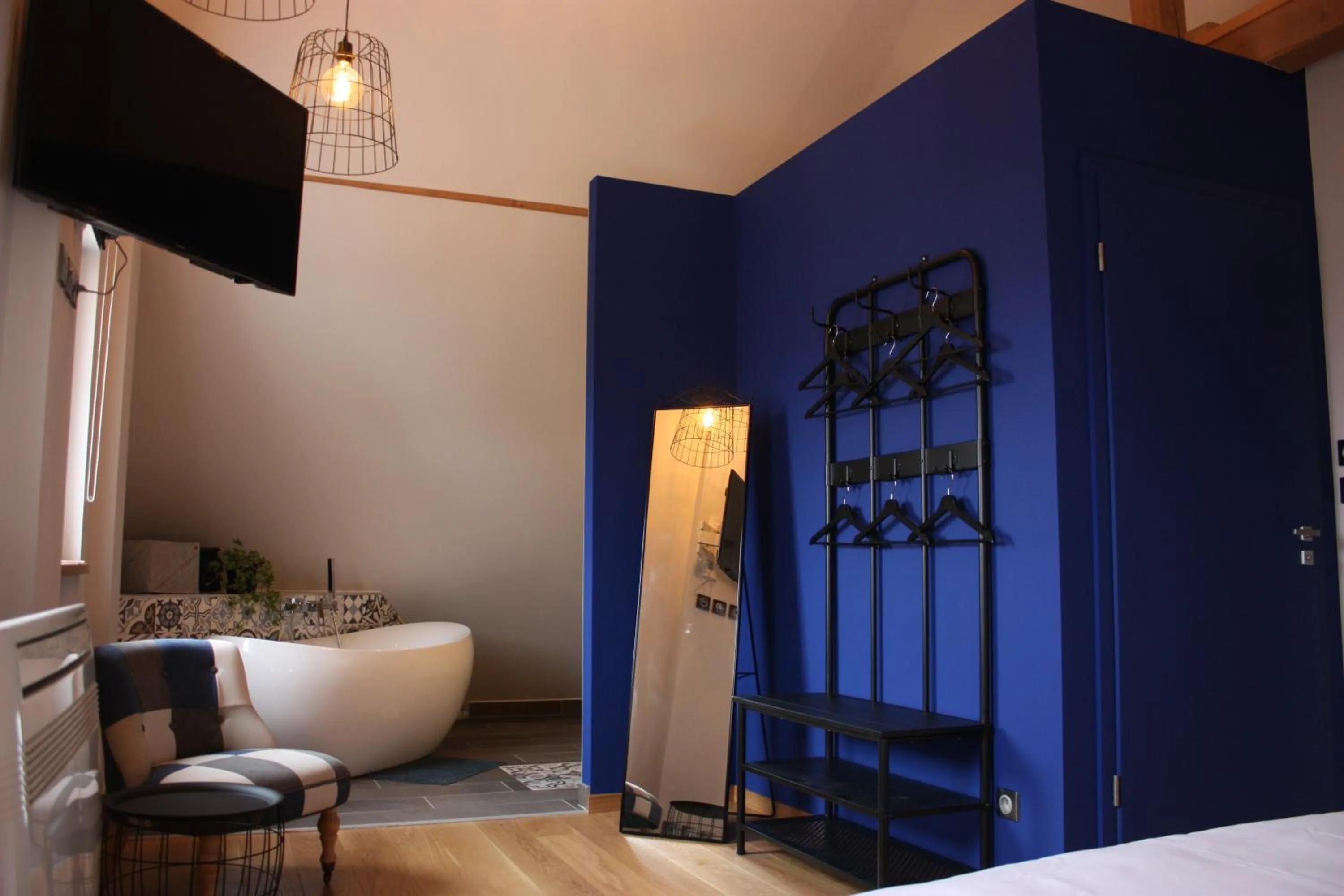 Photo of the whole room, Bed in Théière & Couverts - Les Chambres