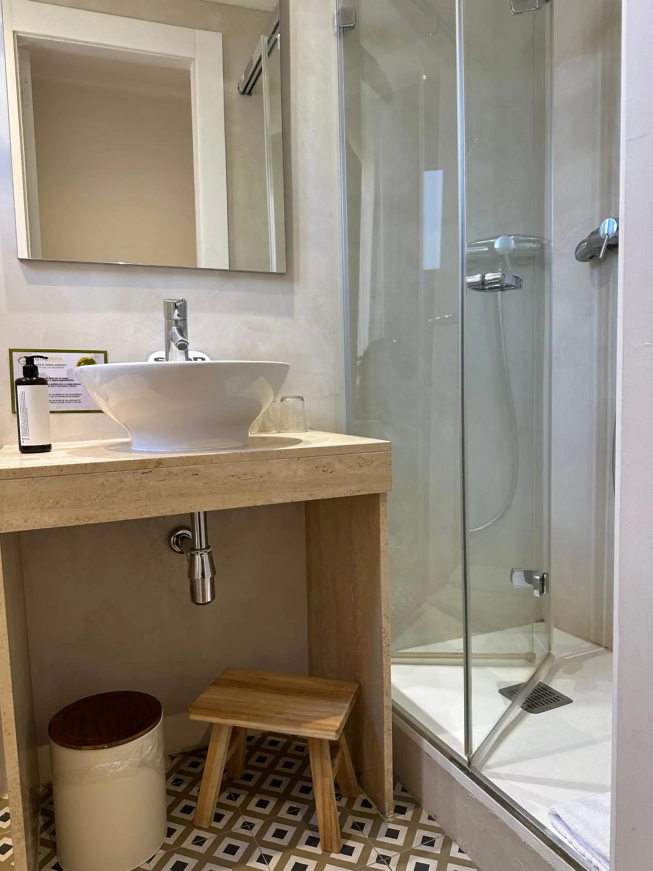 Shower in Hostal Goya