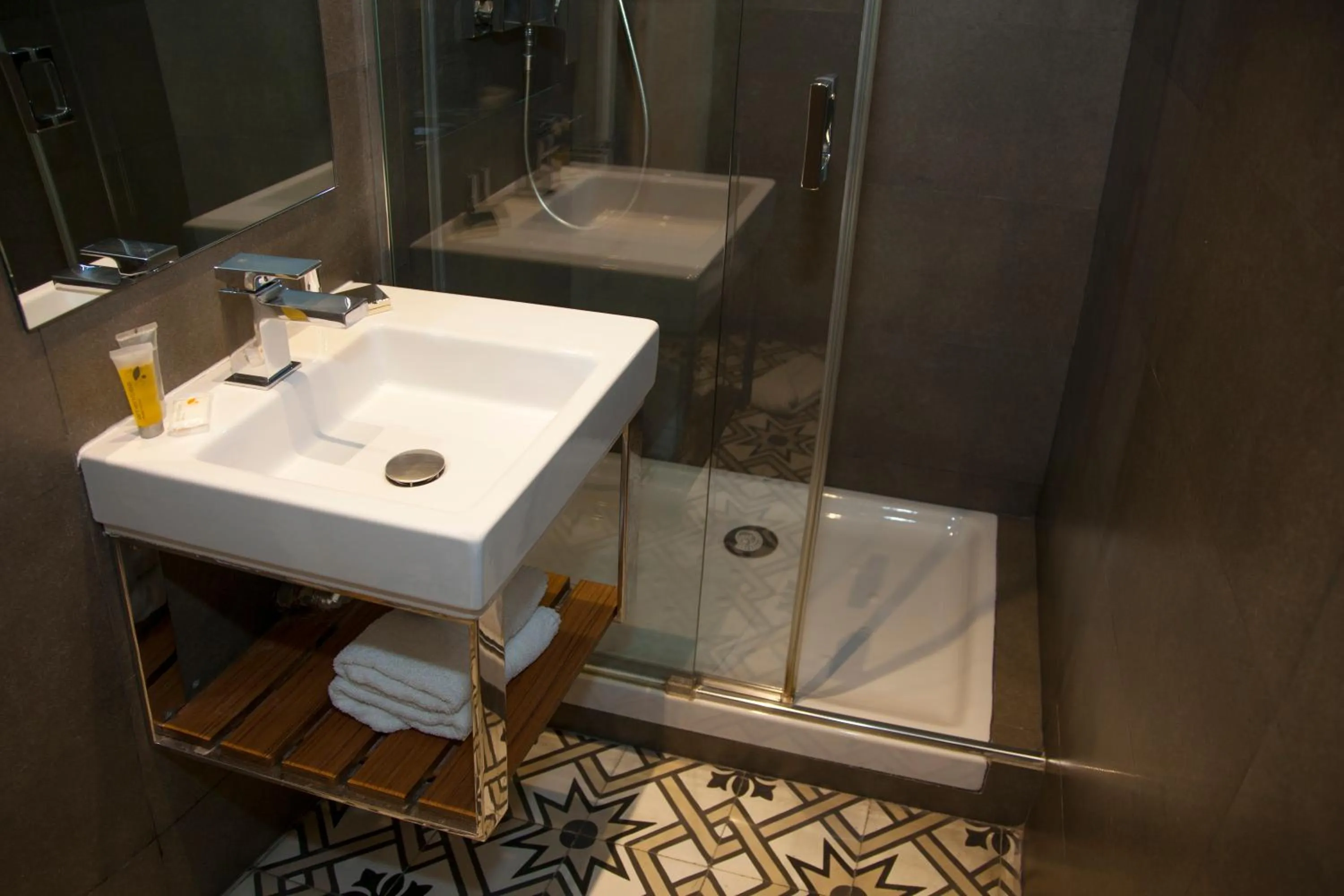 Shower in Hostal Goya