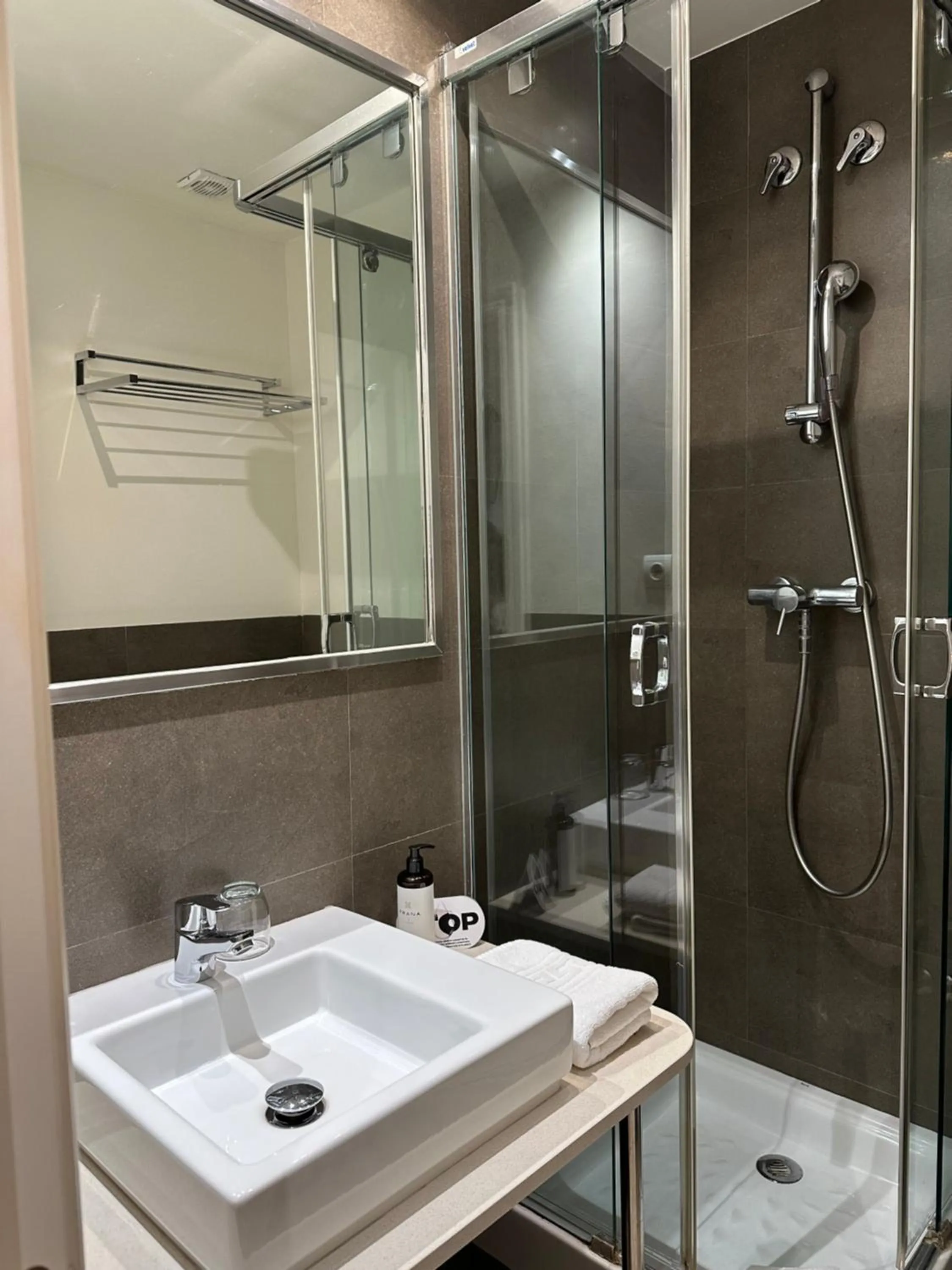 Shower in Hostal Goya