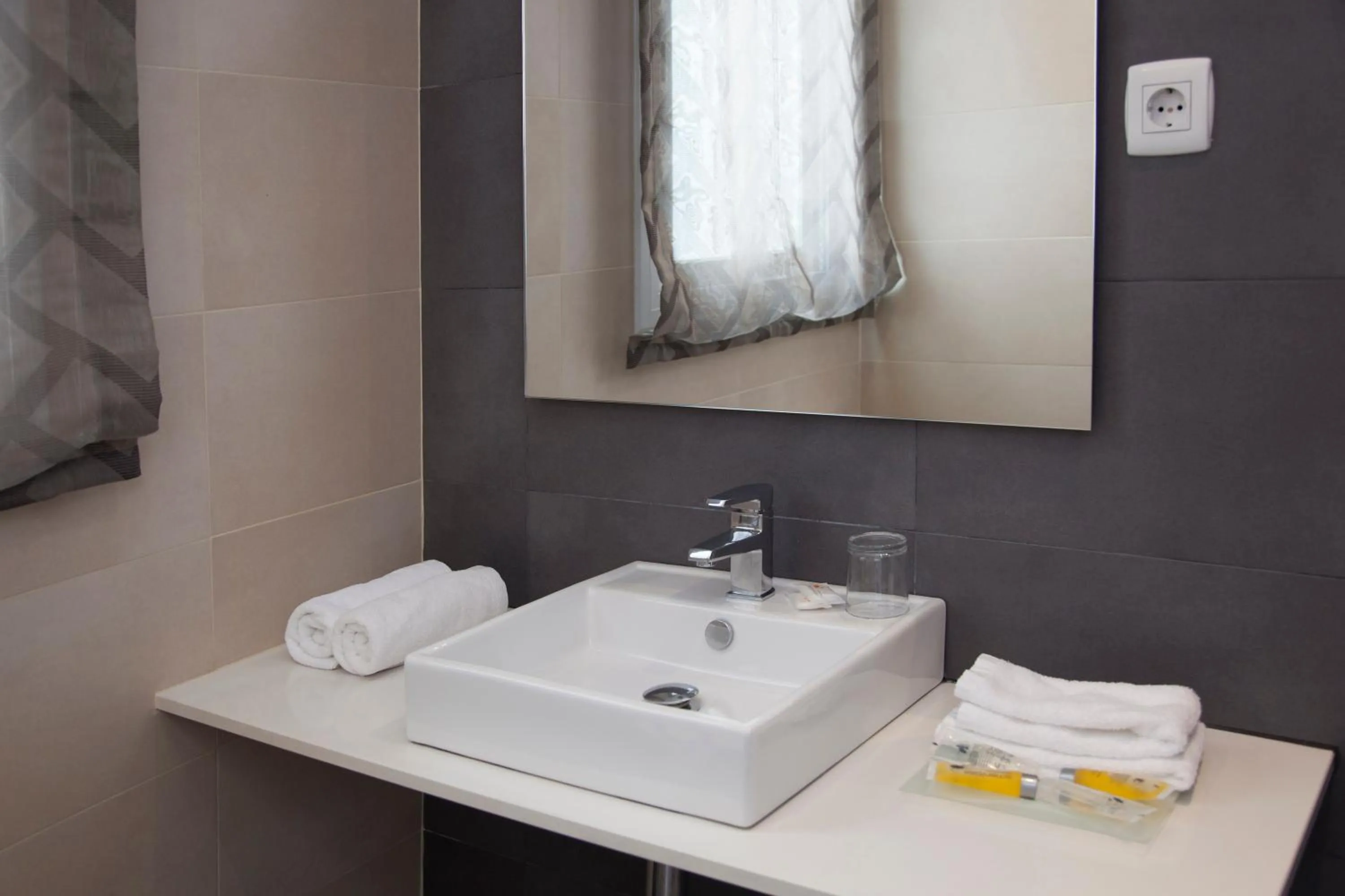 Bathroom in Hostal Goya