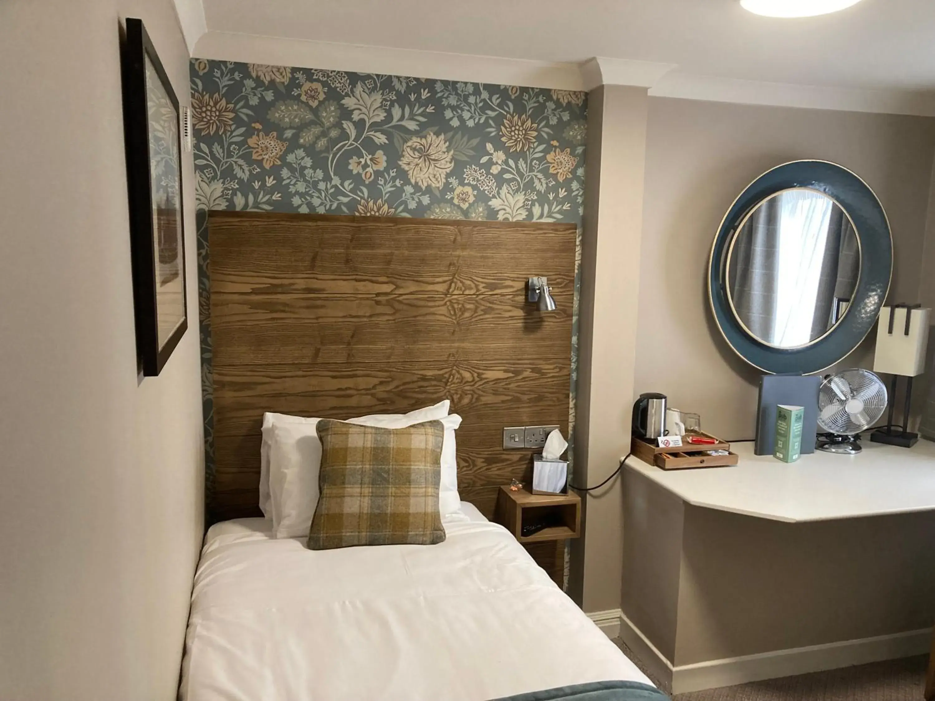 Small Single Room in The Abbey Inn Small Single Room in The Abbey Inn