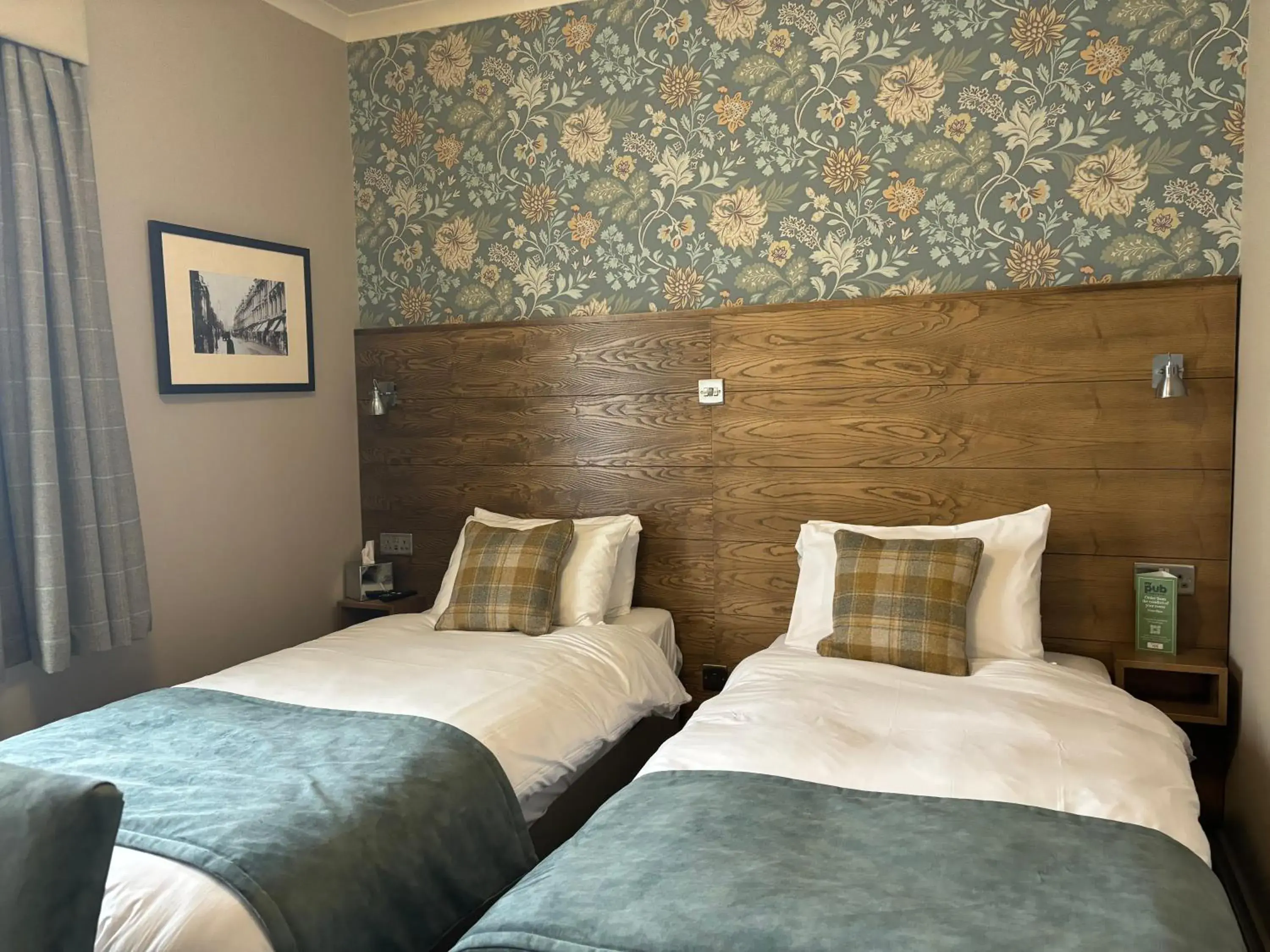 Twin Room with Shower in The Abbey Inn Twin Room with Shower in The Abbey Inn