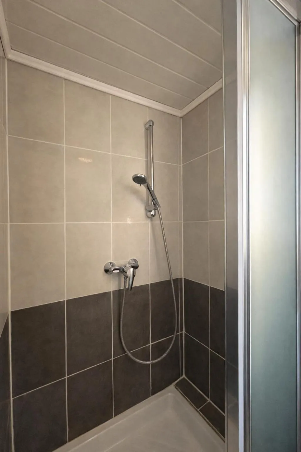 Shower in Hôtel Belle Fontainebleau