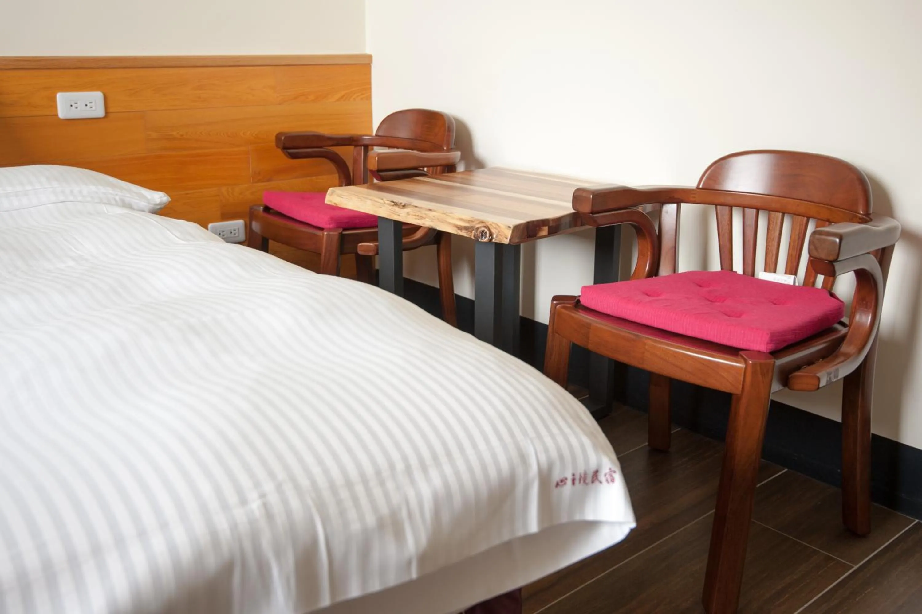 Bed in Habitat Heart B&B