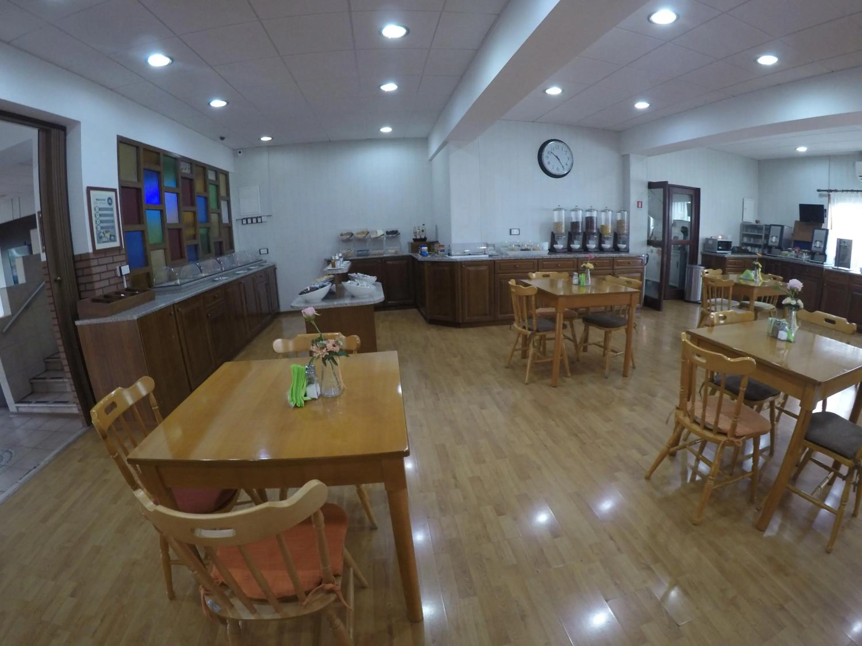 Restaurant/places to eat in Asty Hotel