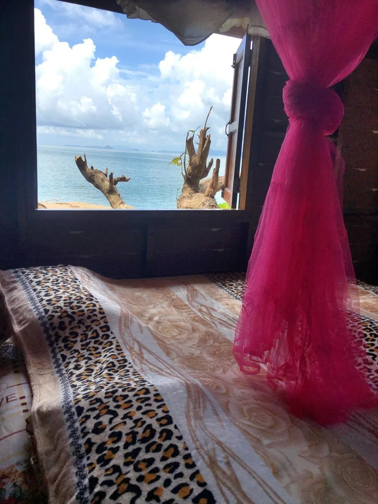 Bed in Mama's Bungalows Koh Chang Ranong