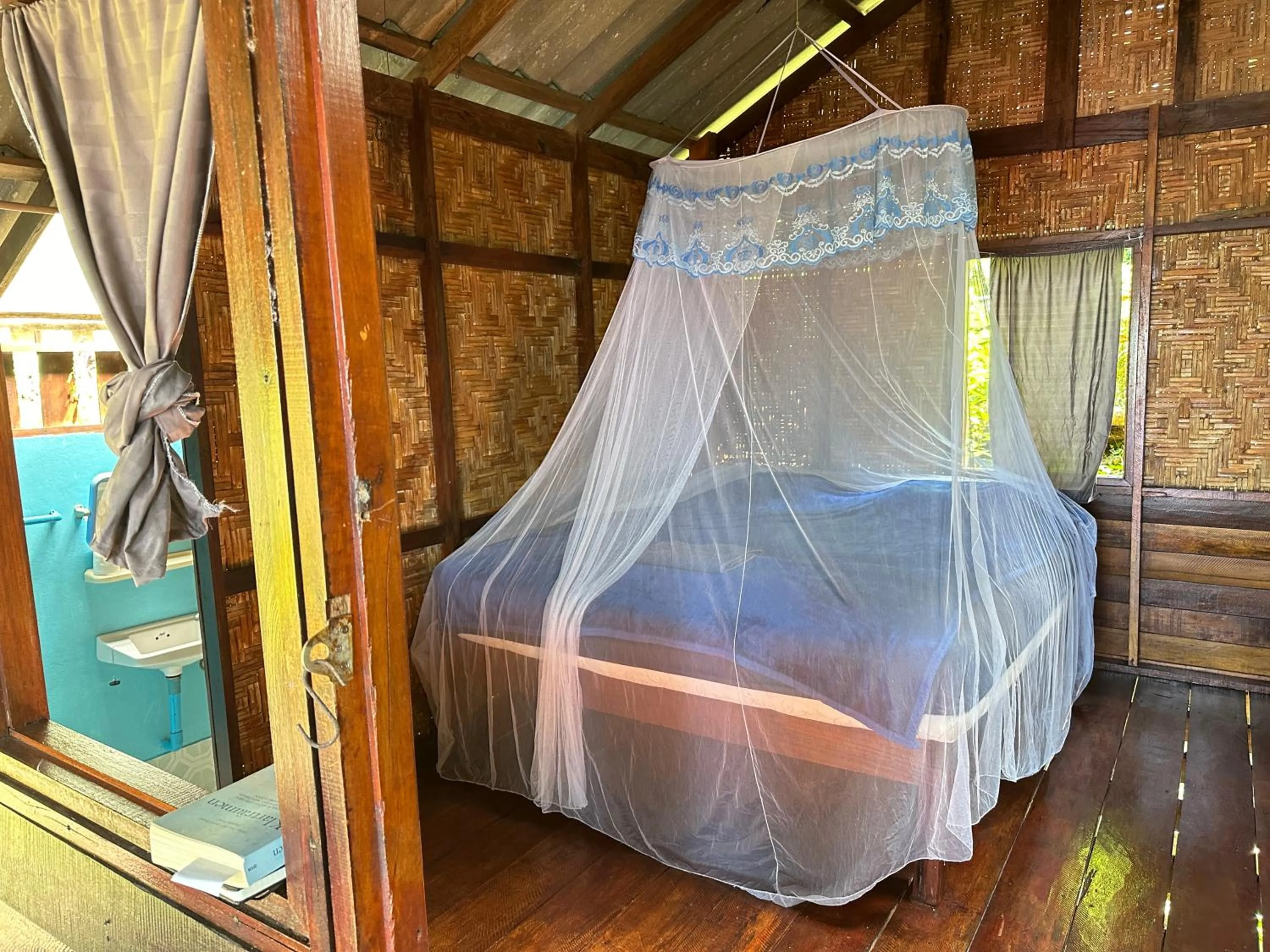 Bed in Mama's Bungalows Koh Chang Ranong