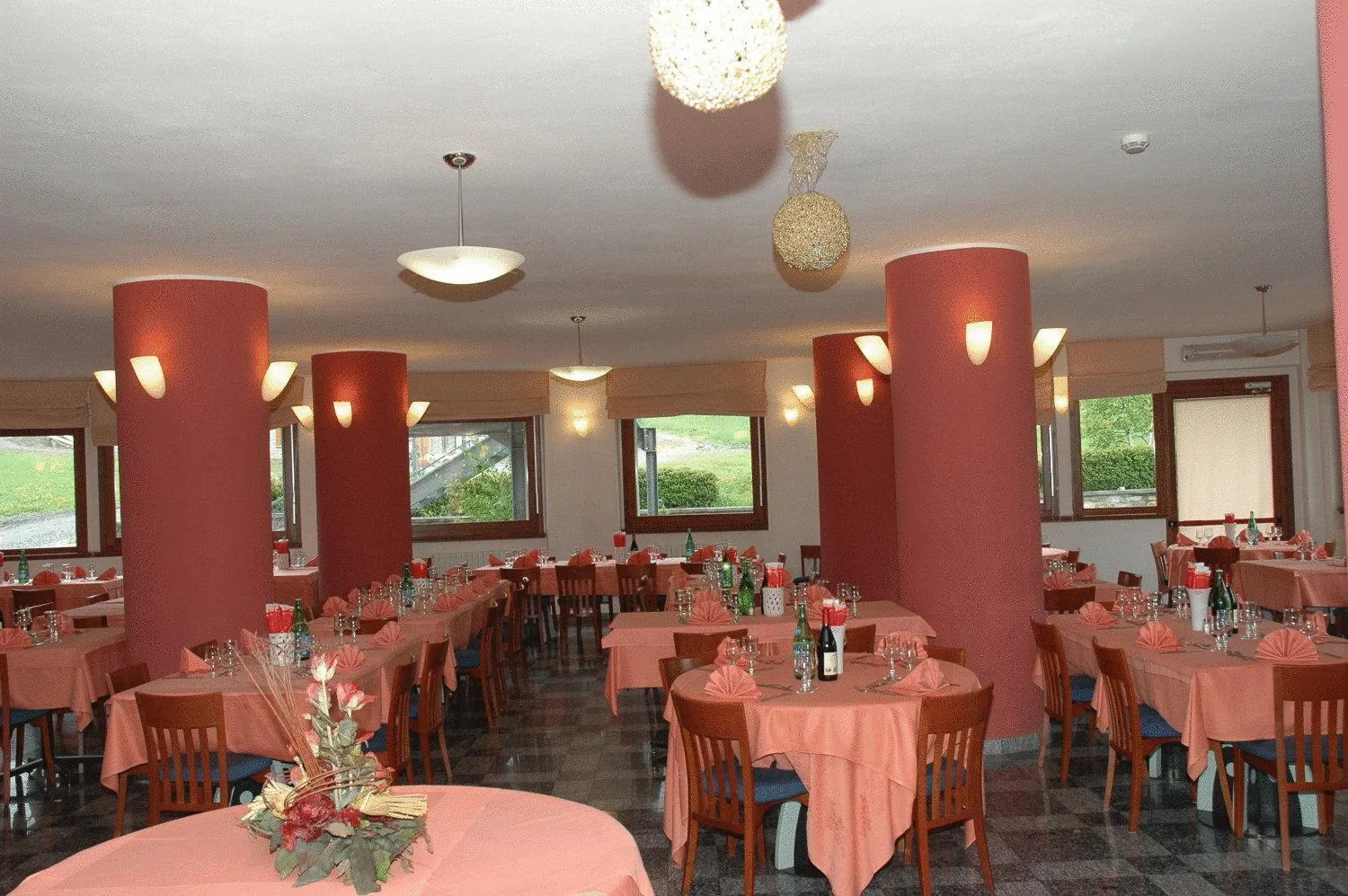 Restaurant/places to eat in Hotel Derby