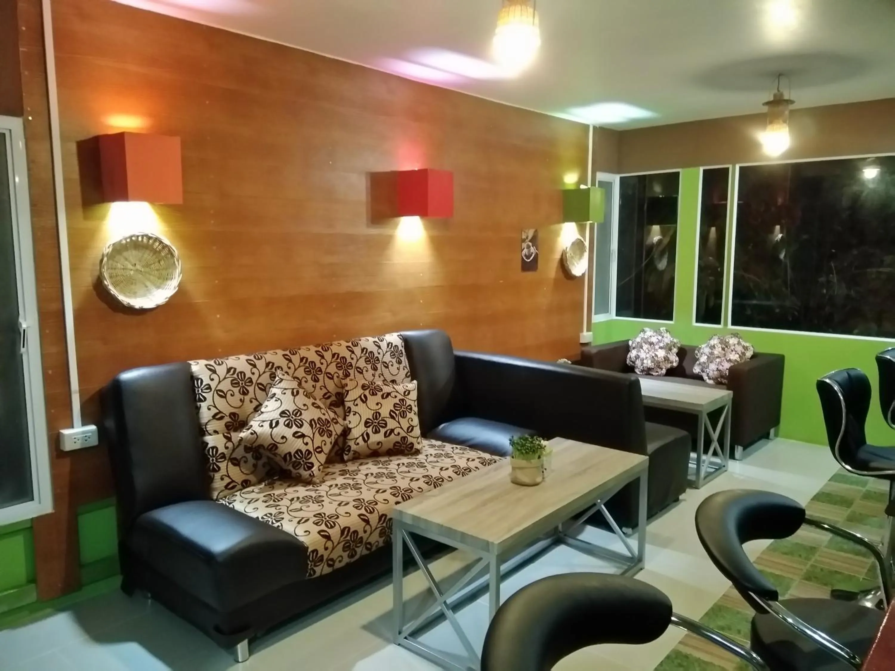 Restaurant/places to eat in Peace Pool Resort